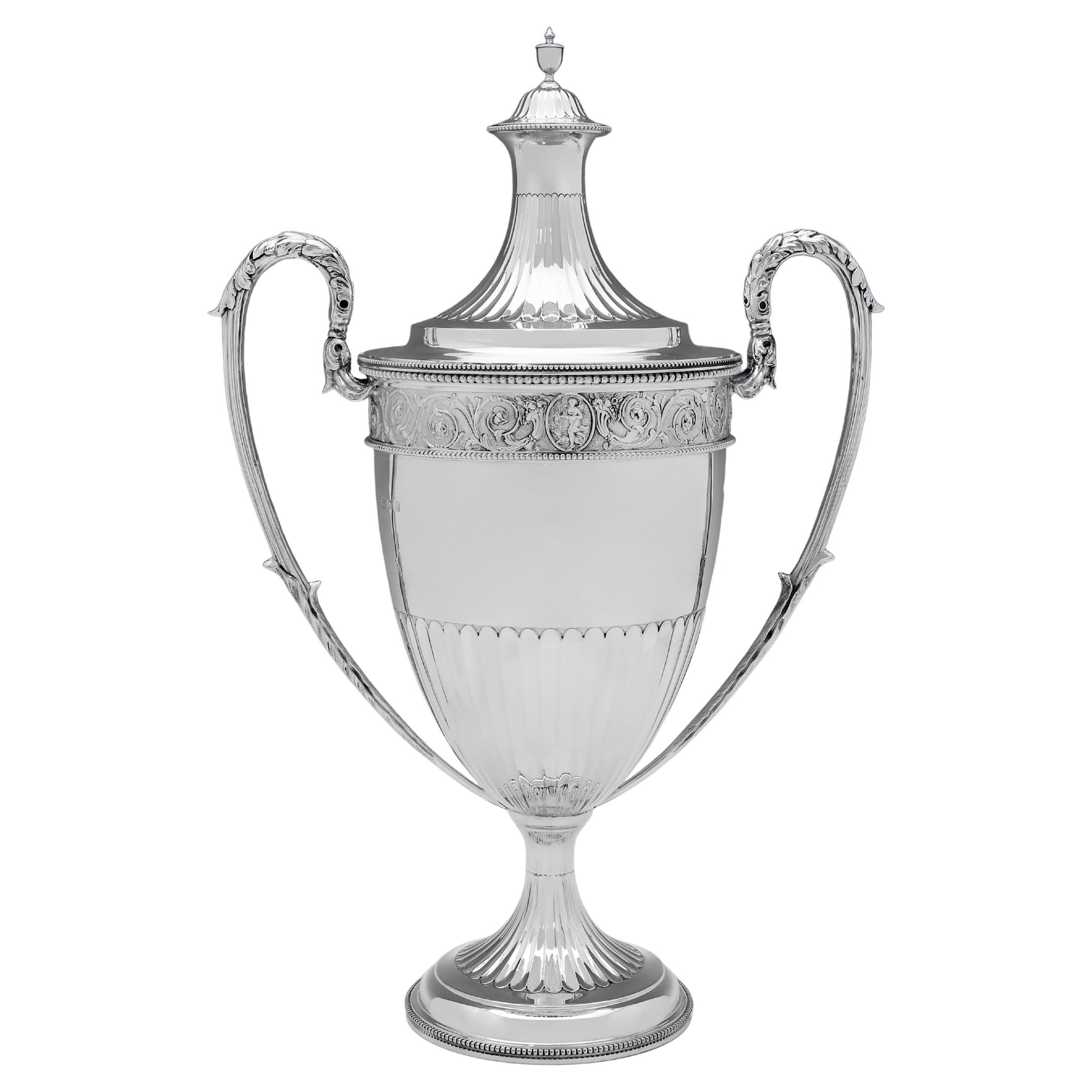 Gran trofeo antiguo de plata de ley fabricado en 1923 por Charles Stuart Harris