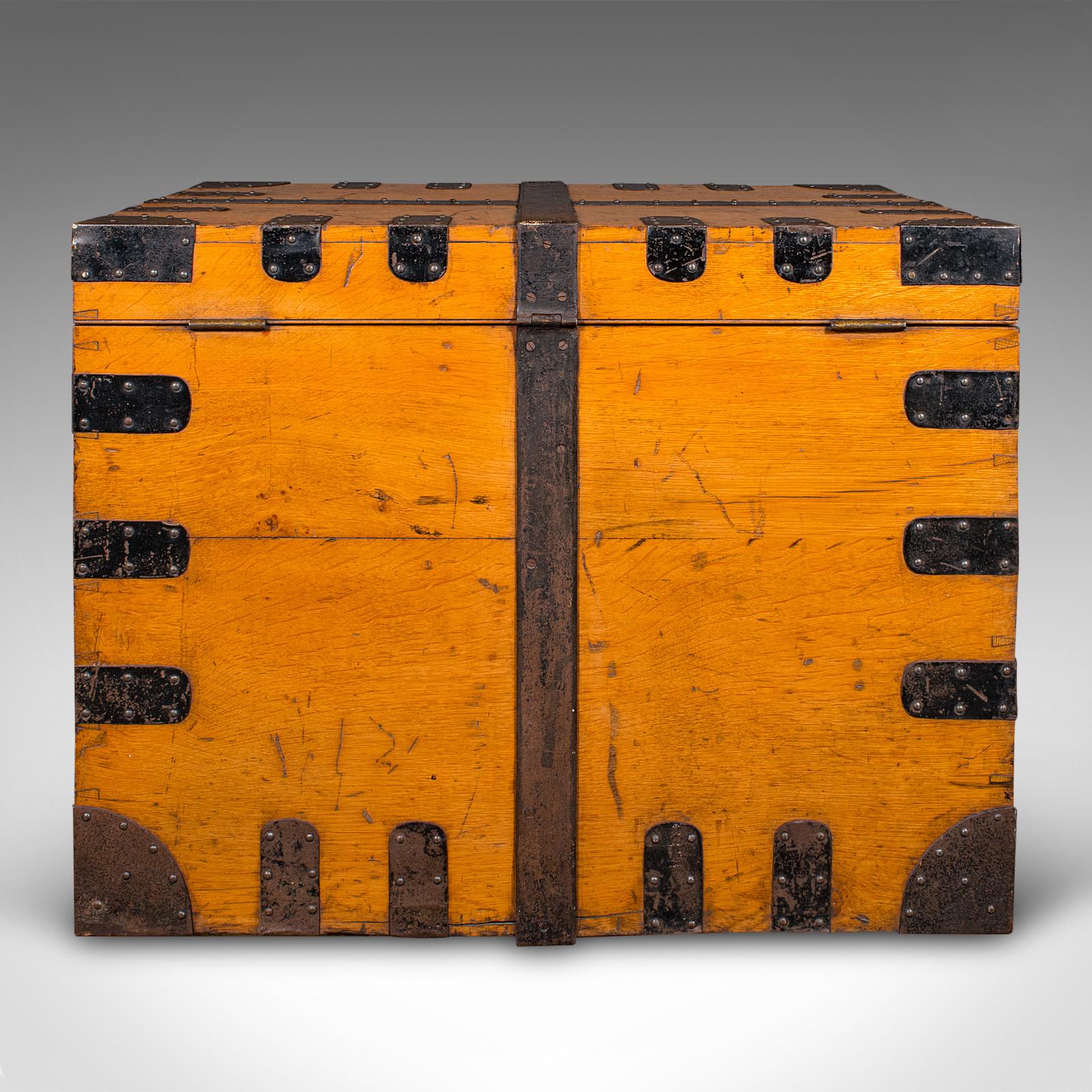 Large Antique Storage Trunk, English, Oak, Iron Bound, Silver Chest, Victorian In Good Condition For Sale In Hele, Devon, GB