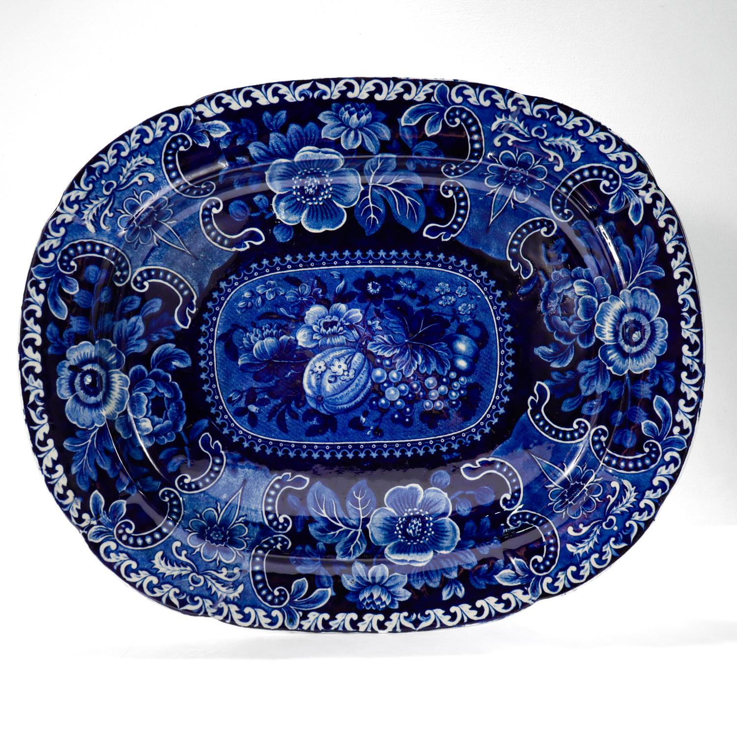 Ein sehr großes, antikes, blaues Staffordshire-Tablett mit Transfer.

Von Stubbs & Kent.

Im Muster 'Früchte & Blumen'.

Maße: ca. 20 5/8 Zoll x 16 3/4 Zoll.

Einfach ein wunderbares Stück englischer Transferware!

Datum:
ca. 1820 -