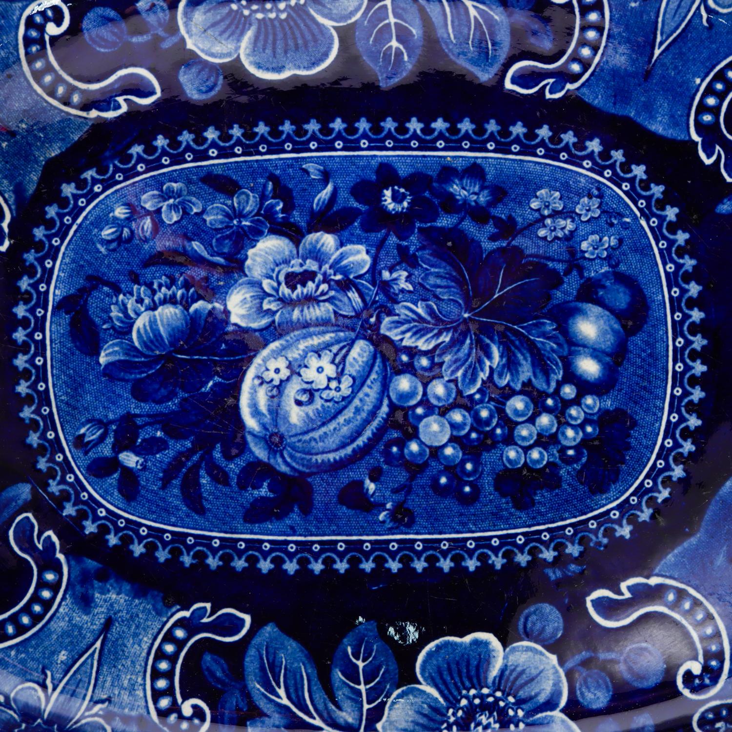 Große antike Stubbs 'Früchte und Blumen' Blaue Transferware-Platte oder Serviertablett im Zustand „Gut“ im Angebot in Philadelphia, PA
