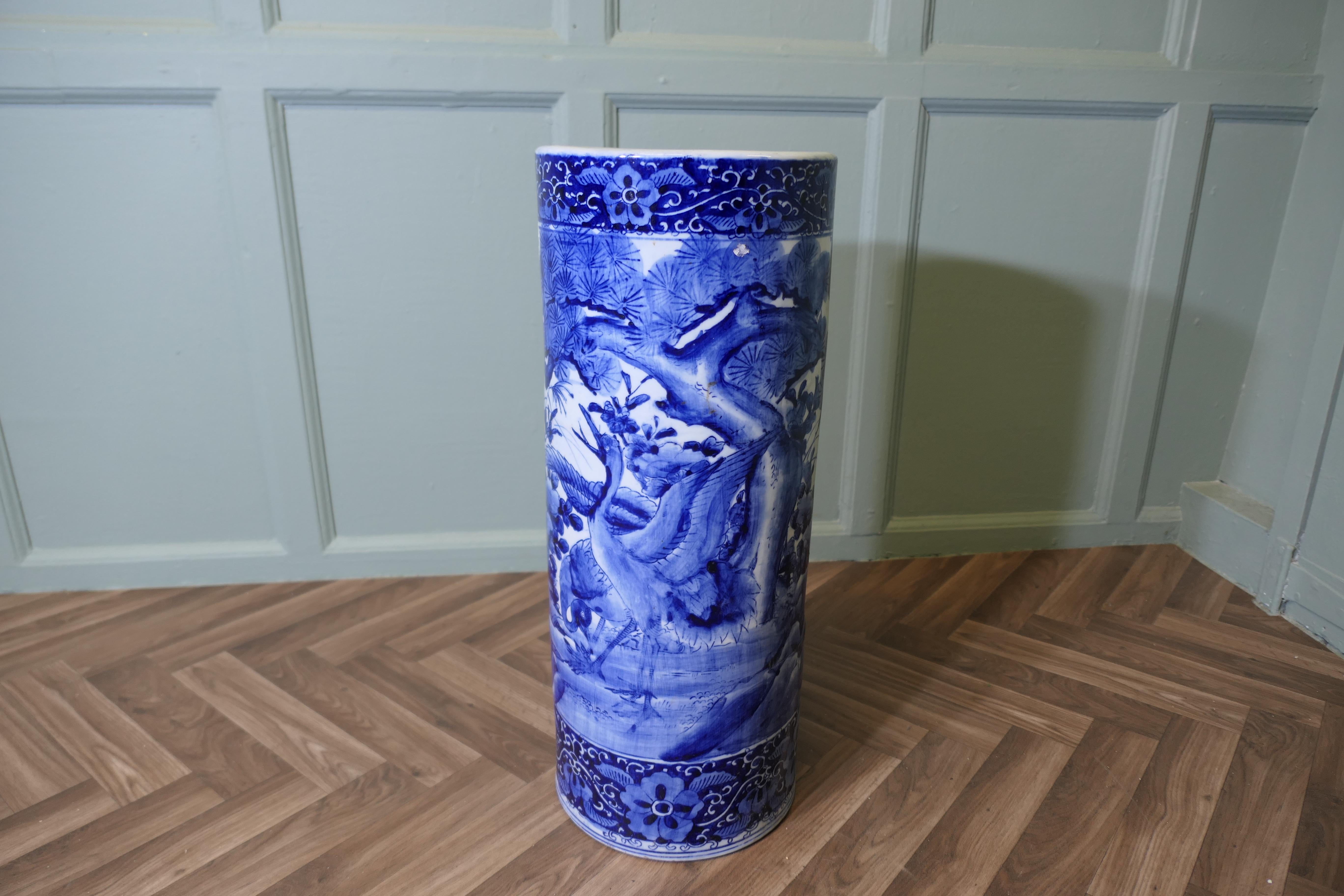 Large Antique Style Willow Pattern Design Floor Vase, Umbrella Stand In Good Condition For Sale In Godshill, Isle of Wight