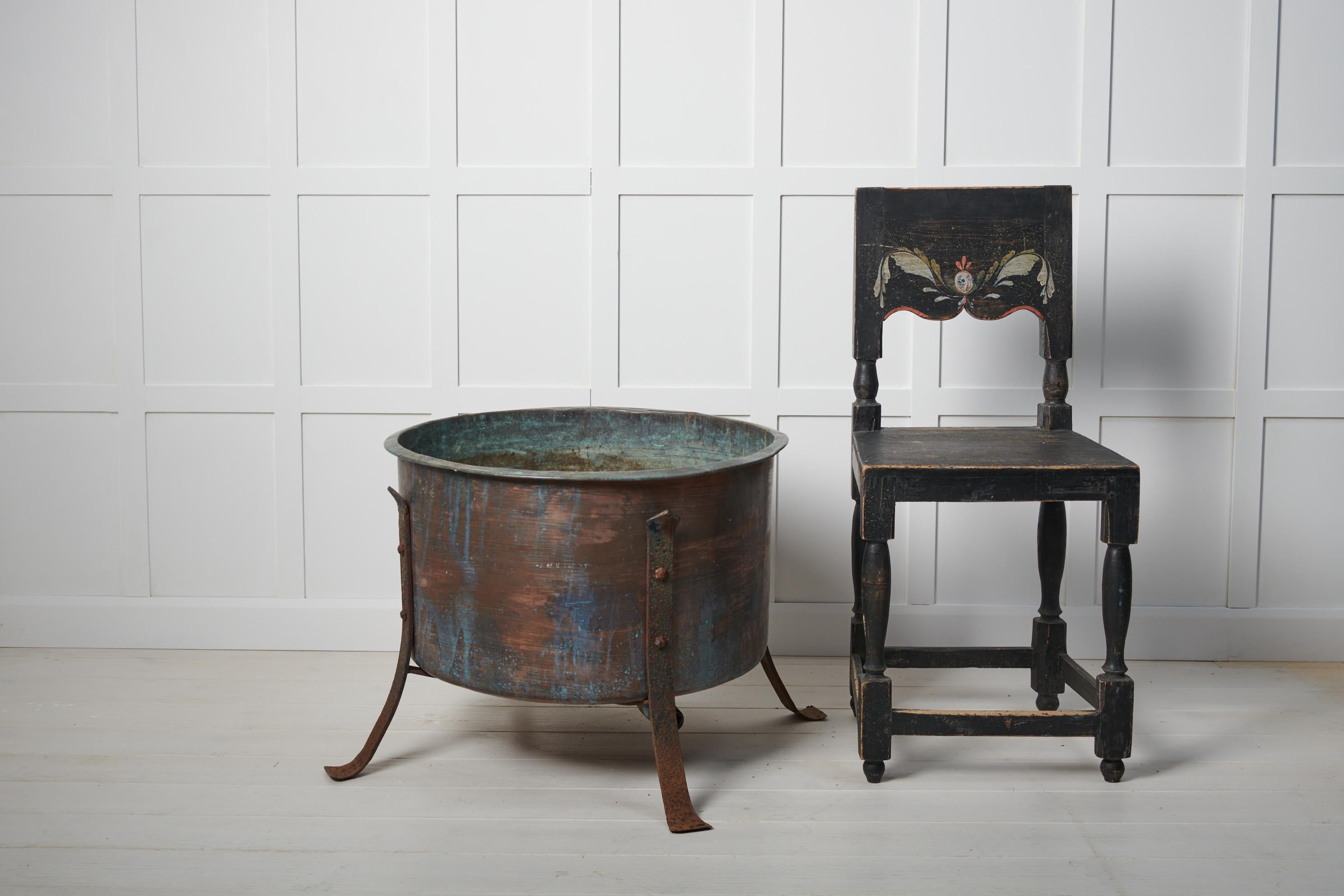 Großer antiker Pflanzkübel aus Kupfer, hergestellt in Schweden in den späten 1800er Jahren. Das Pflanzgefäß ist ursprünglich ein großer Topf und besteht aus massivem Kupfer mit einem Gestell aus handgeschmiedetem Eisen. Entwässerungsloch im Boden.