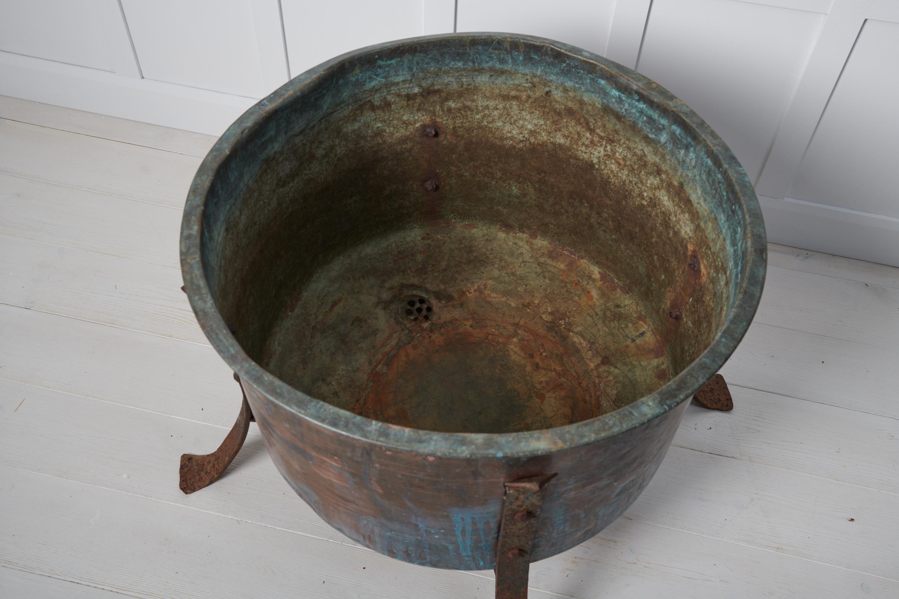 Großes antikes schwedisches Kupfer-Pflanzgefäß  (Handgefertigt) im Angebot