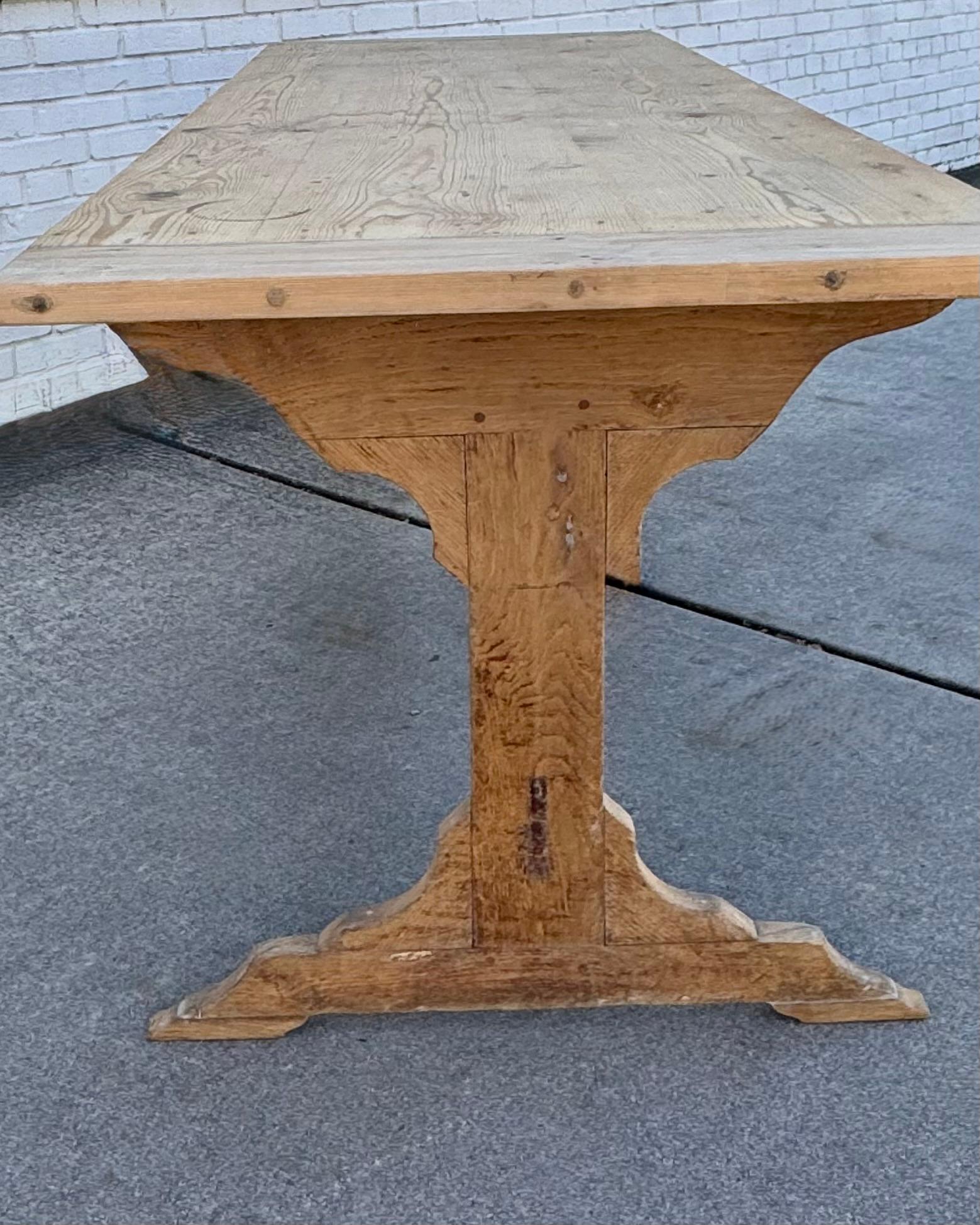 Grande table de salle à manger suédoise ancienne, meuble de maison de campagne en pin Bon état - En vente à Charleston, SC