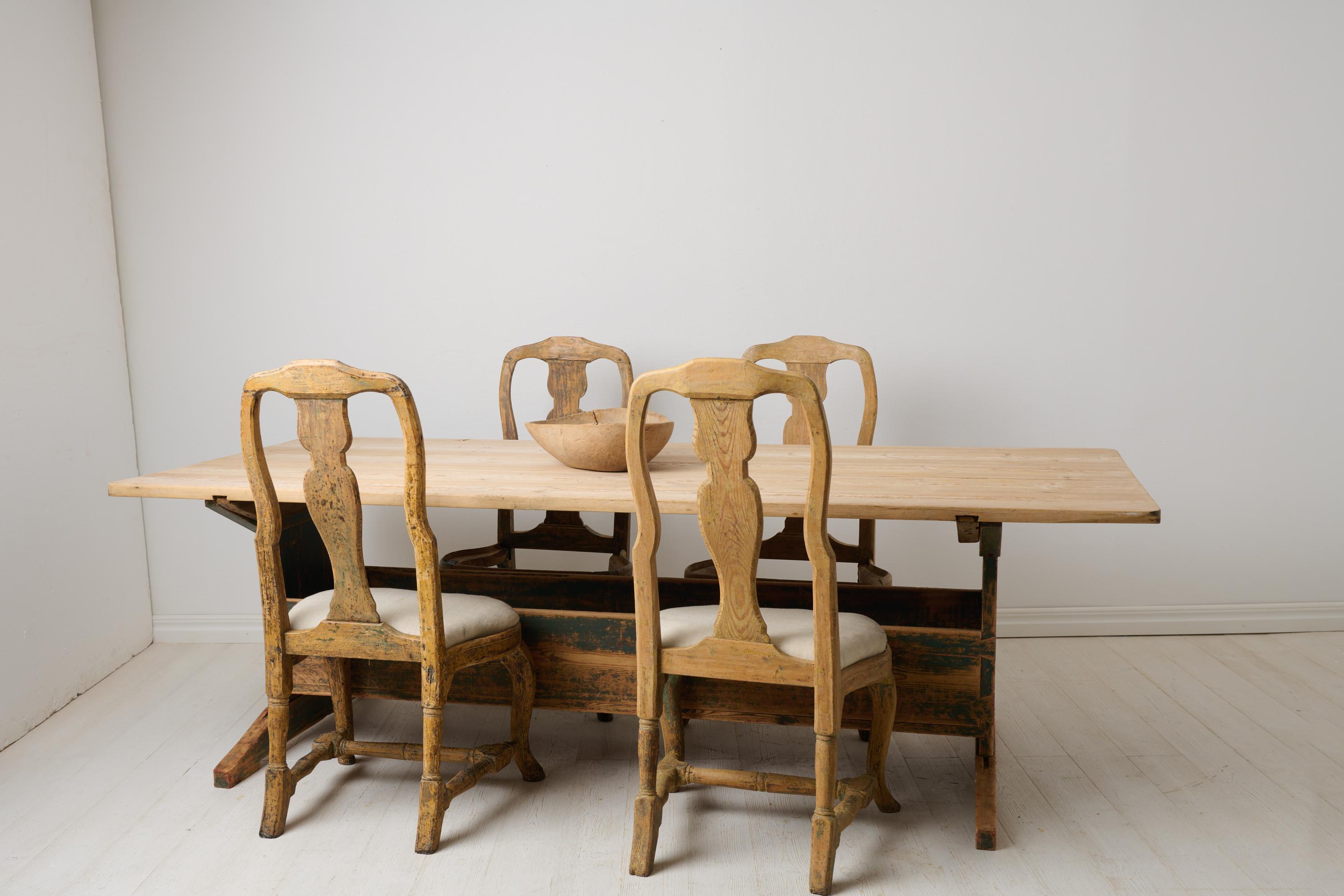Grande table de salle à manger antique du nord de la Suède. La table est une véritable antiquité, un meuble de maison de campagne fabriqué à la main vers 1850 en pin massif. Elle possède un important plateau de table en pin qui n'a jamais été peint