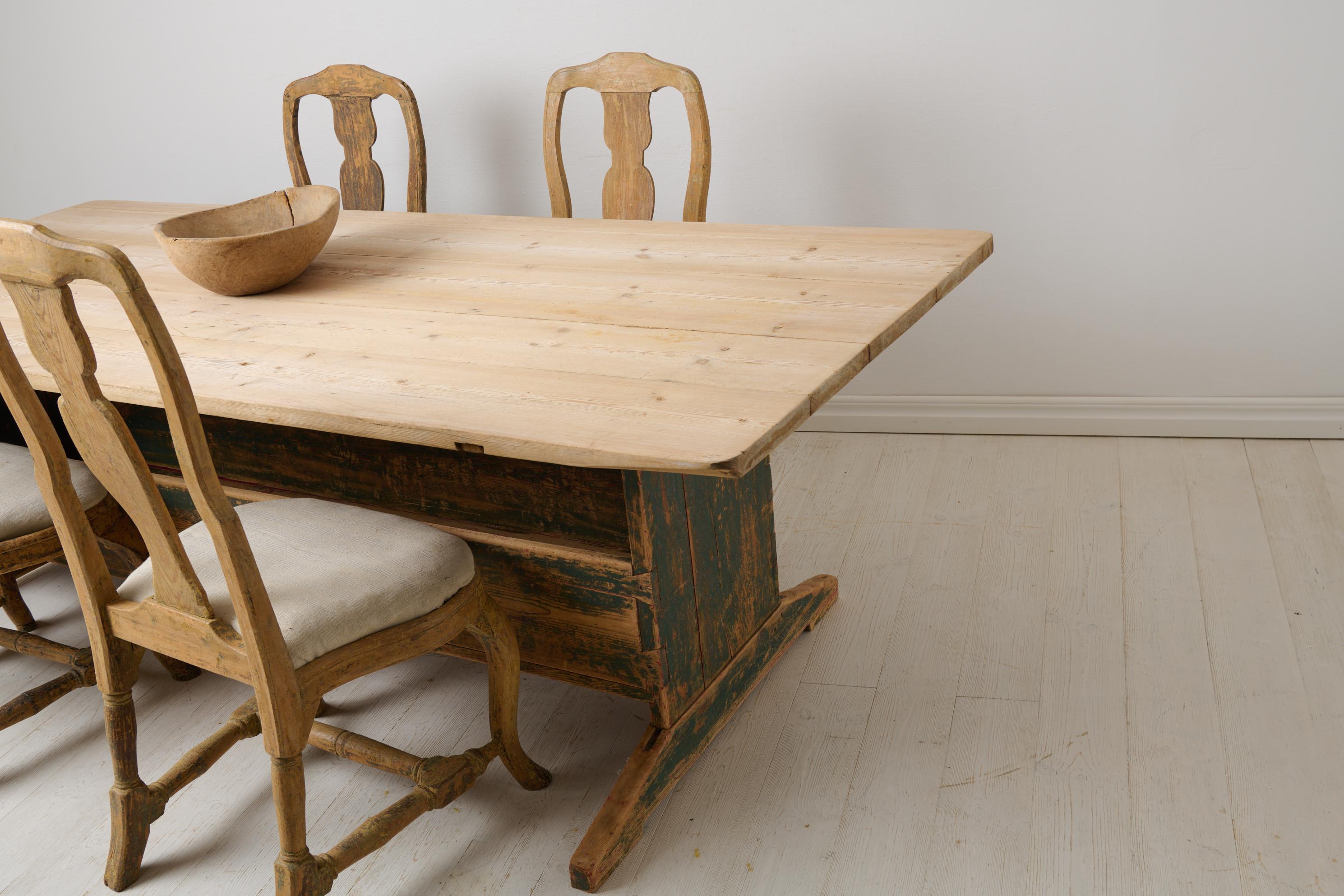 Suédois Grande table de salle à manger suédoise ancienne, authentique mobilier de maison de campagne en pin en vente