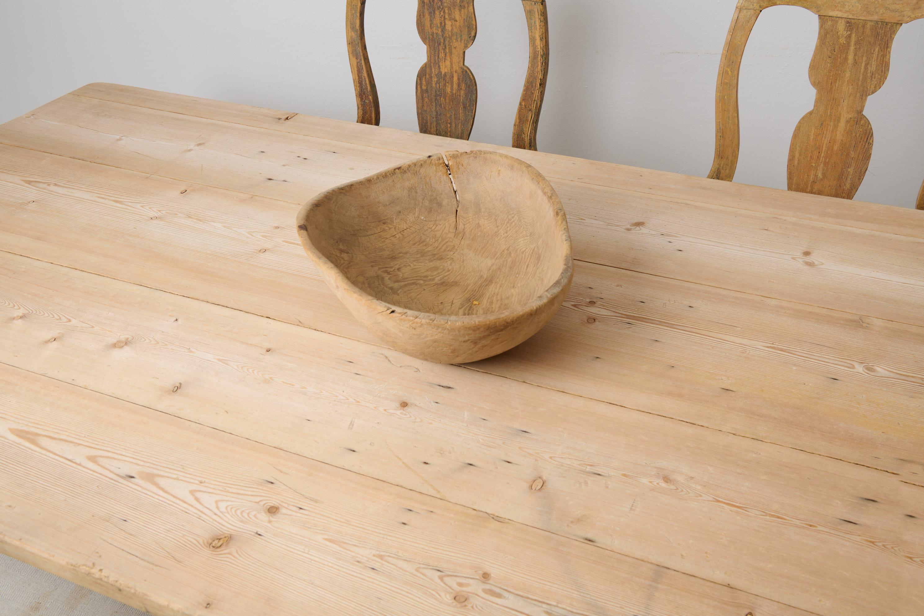 Grande table de salle à manger suédoise ancienne, authentique mobilier de maison de campagne en pin Bon état - En vente à Kramfors, SE