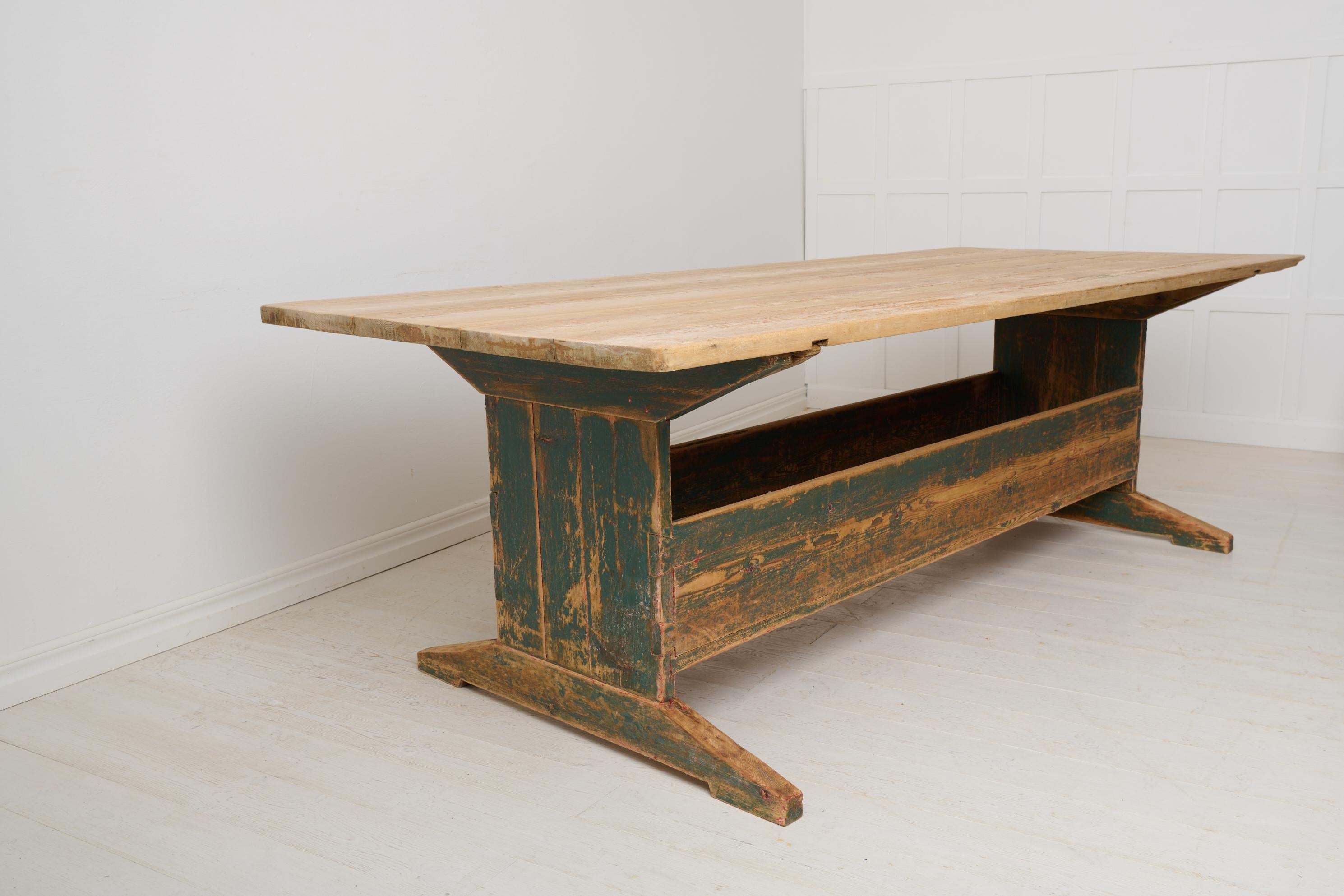 Pin Grande table de salle à manger suédoise ancienne, authentique mobilier de maison de campagne en pin en vente