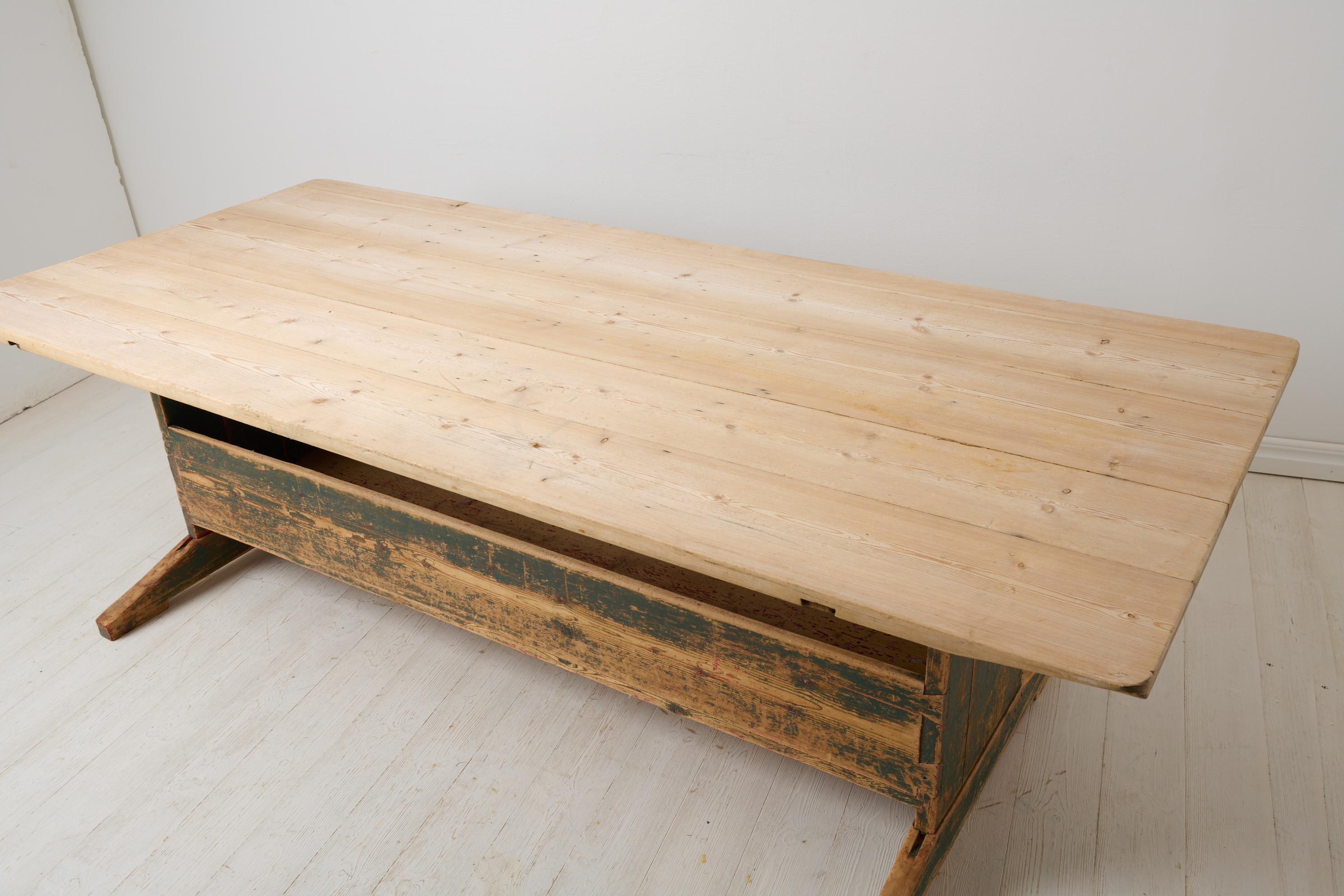 Grande table de salle à manger suédoise ancienne, authentique mobilier de maison de campagne en pin en vente 1