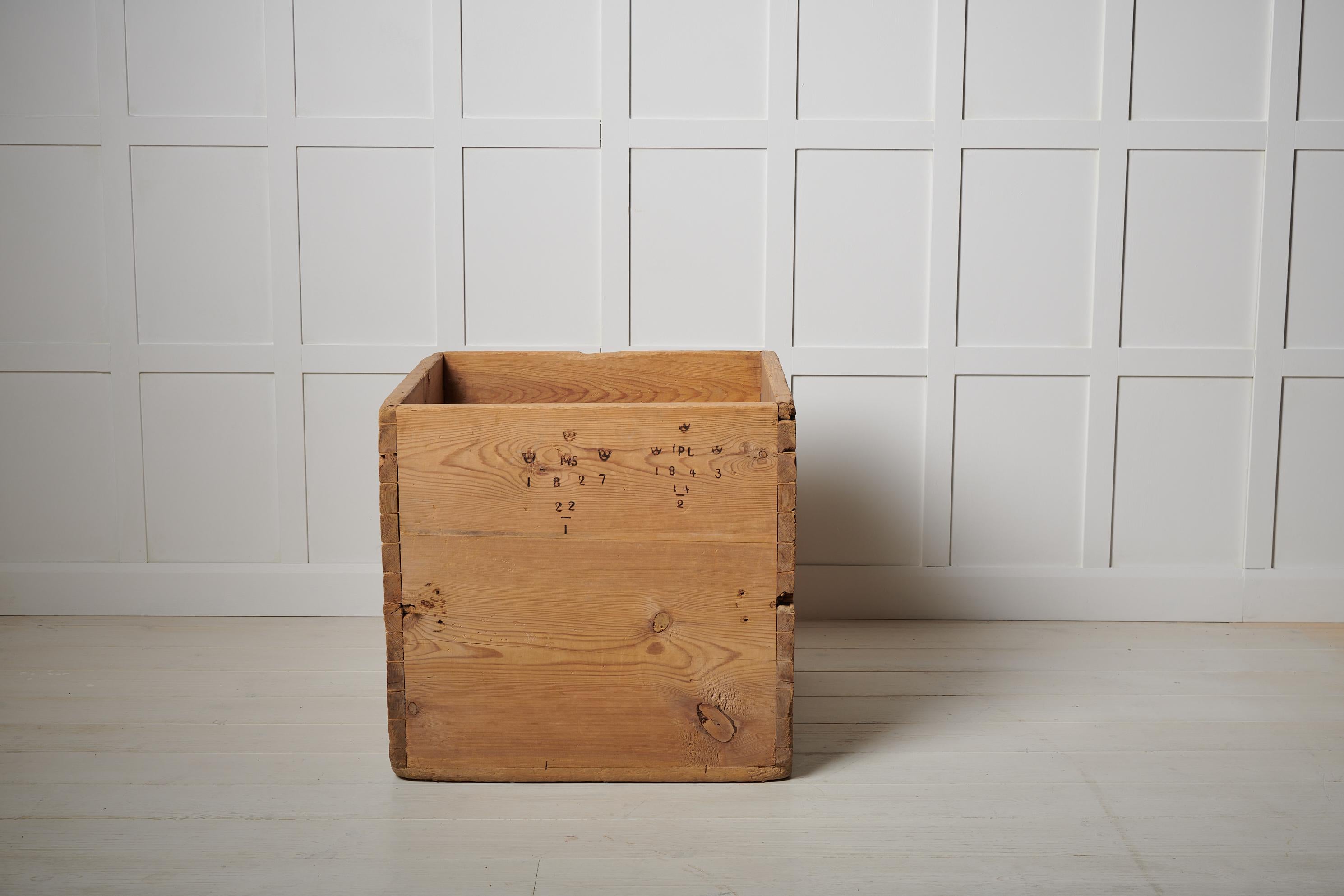 Large Antique Swedish Pine Box Measurement In Good Condition In Kramfors, SE