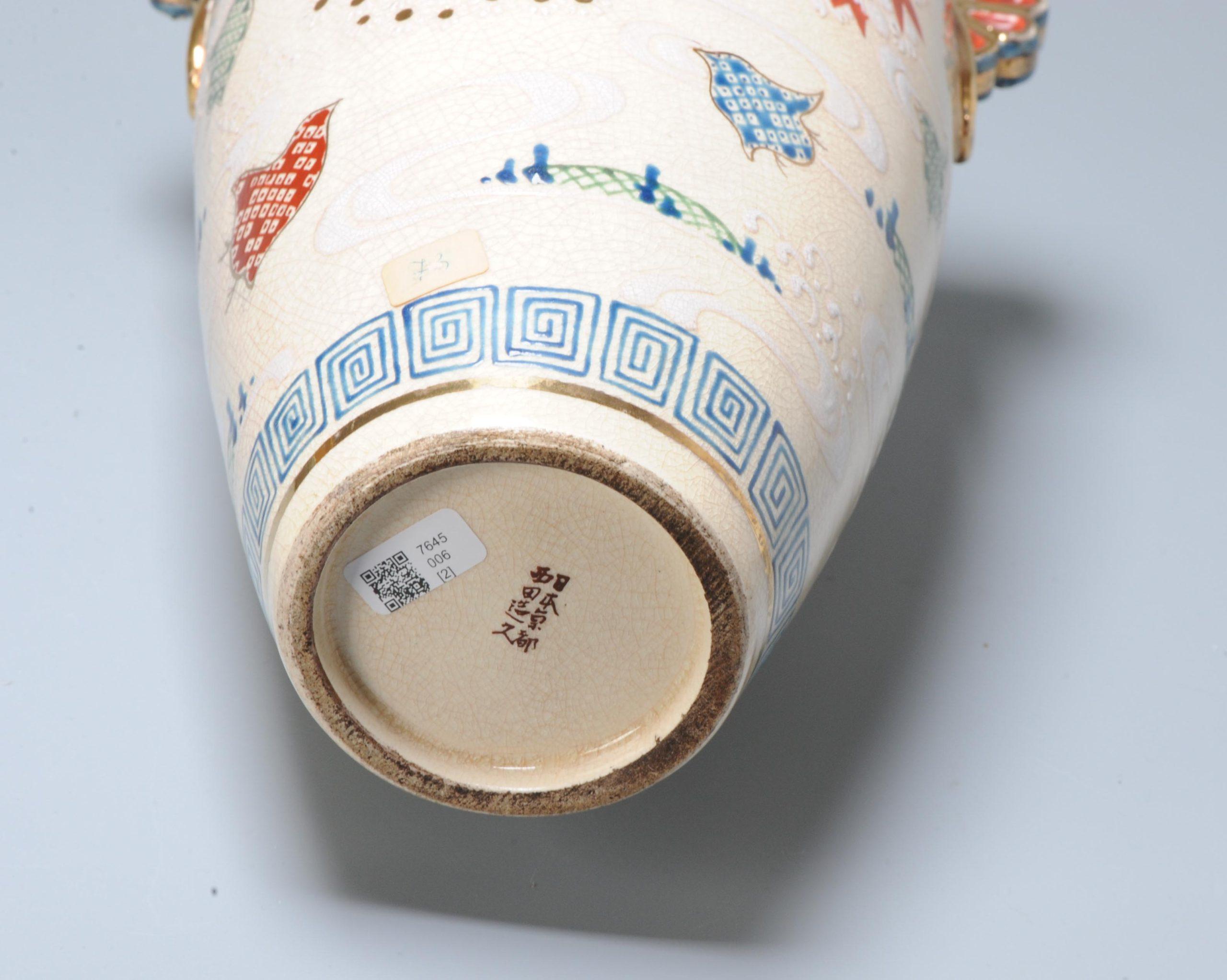 Large Antique Taisho or Showa Period Japanese Satsuma Vase In Good Condition For Sale In Amsterdam, Noord Holland