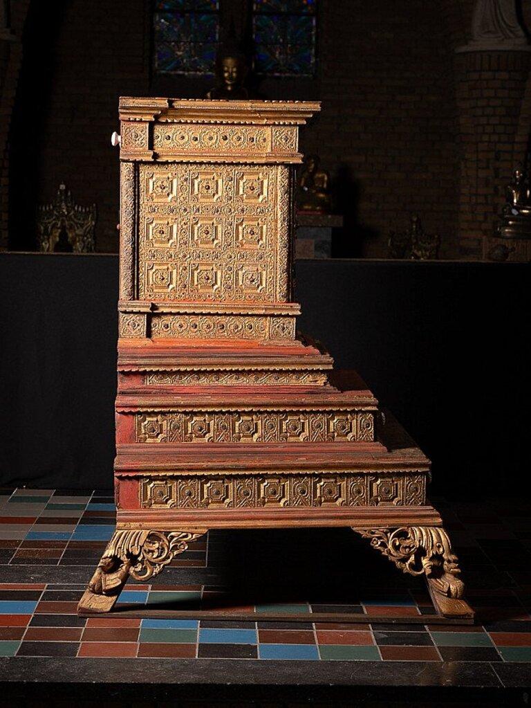 Large Antique Temple Cabinet, Throne from Burma In Good Condition For Sale In DEVENTER, NL