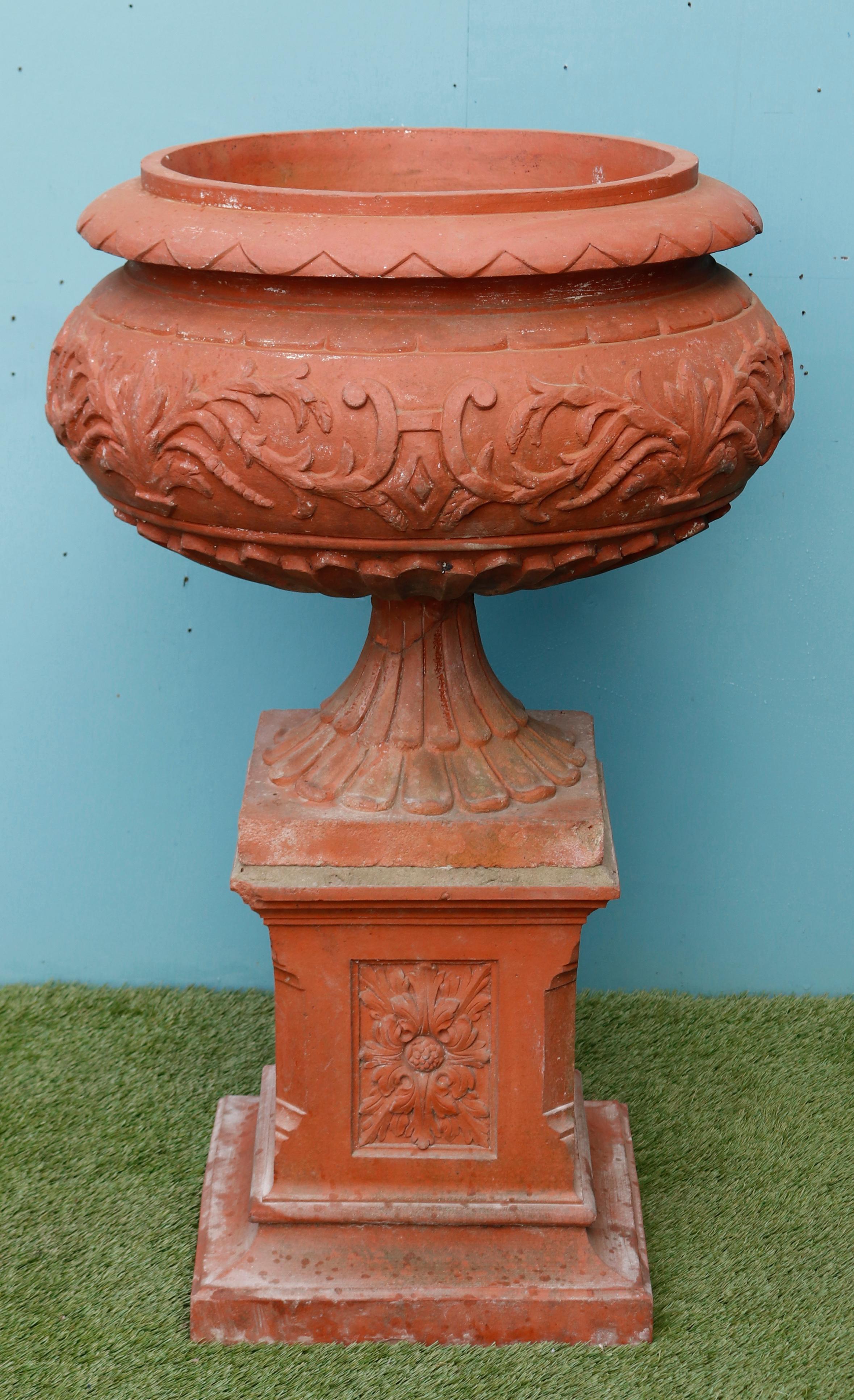 Eine große antike Terrakotta-Gartenurne mit Sockel. Dank ihrer Größe und ihres einzigartigen Designs ist diese Urne ein auffälliger neuer Mittelpunkt für den Garten oder den Innenhof eines schönen Anwesens.

Es handelt sich um eine wunderschön