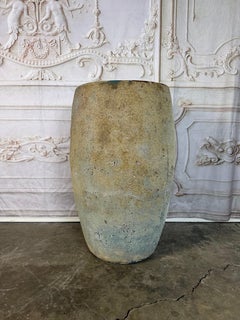 Grand récipient ancien en terre cuite à patine ocre et bleue altérée par le temps