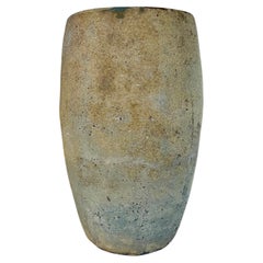 Grand récipient ancien en terre cuite à patine ocre et bleue altérée par le temps