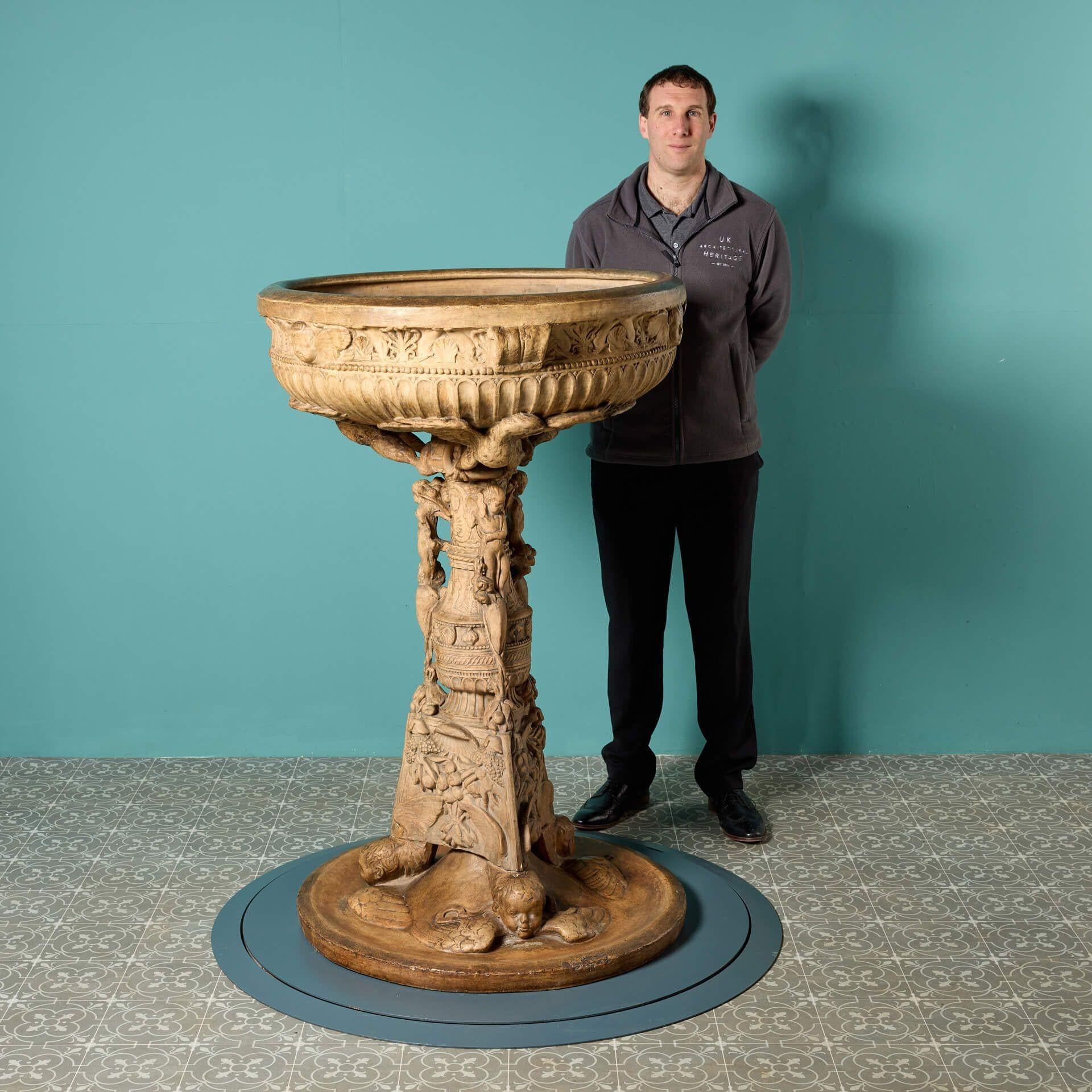 Une spectaculaire fontaine d'eau en terre cuite italienne antique de grande taille d'après l'antique. Ce bénitier détaillé d'une taille impressionnante est une copie de musée du bassin d'eau bénite original de la cathédrale de Sienne, en Italie,