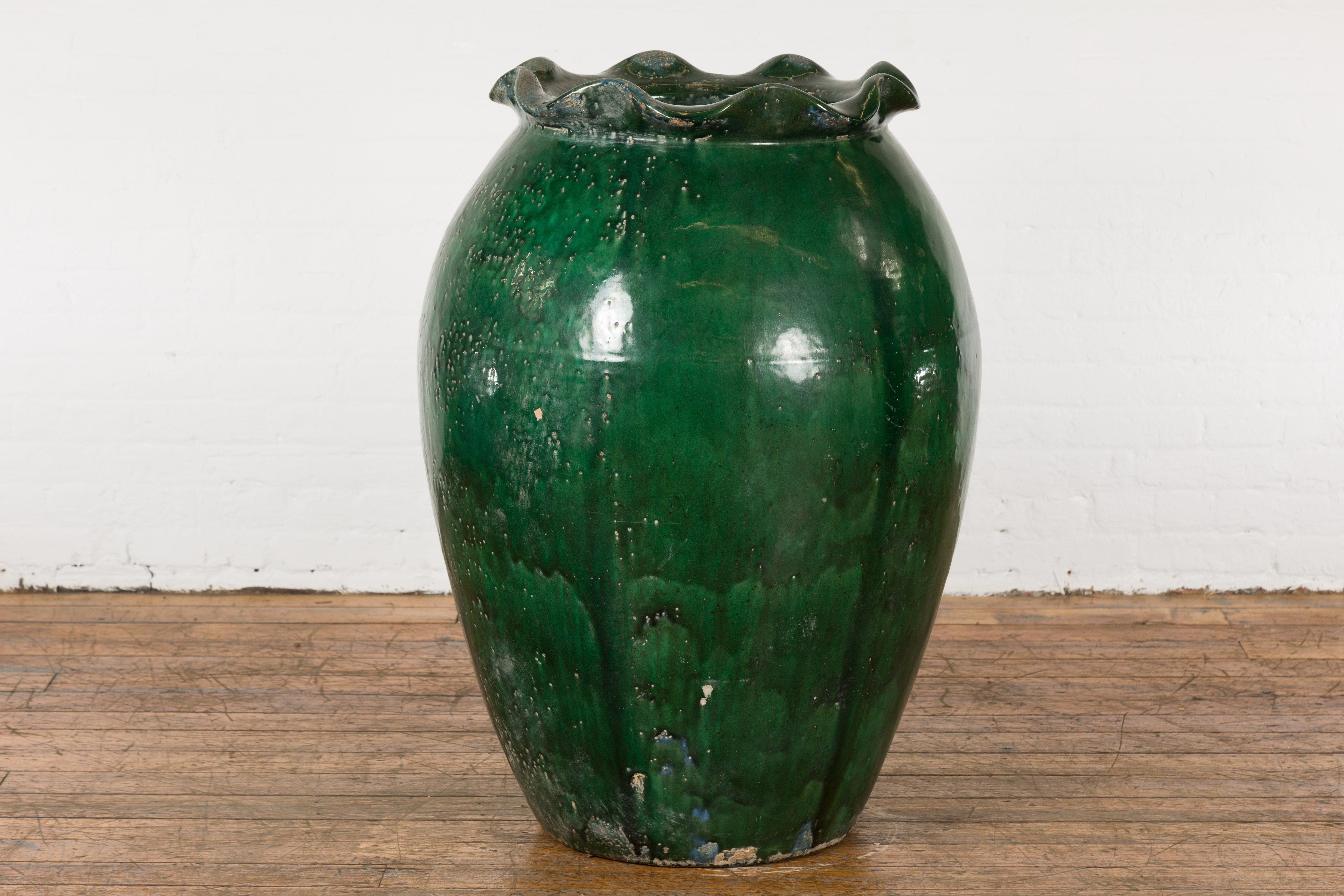 Large Antique Thai 19th Century Green Glazed Planter with Scalloped Lip For Sale 7