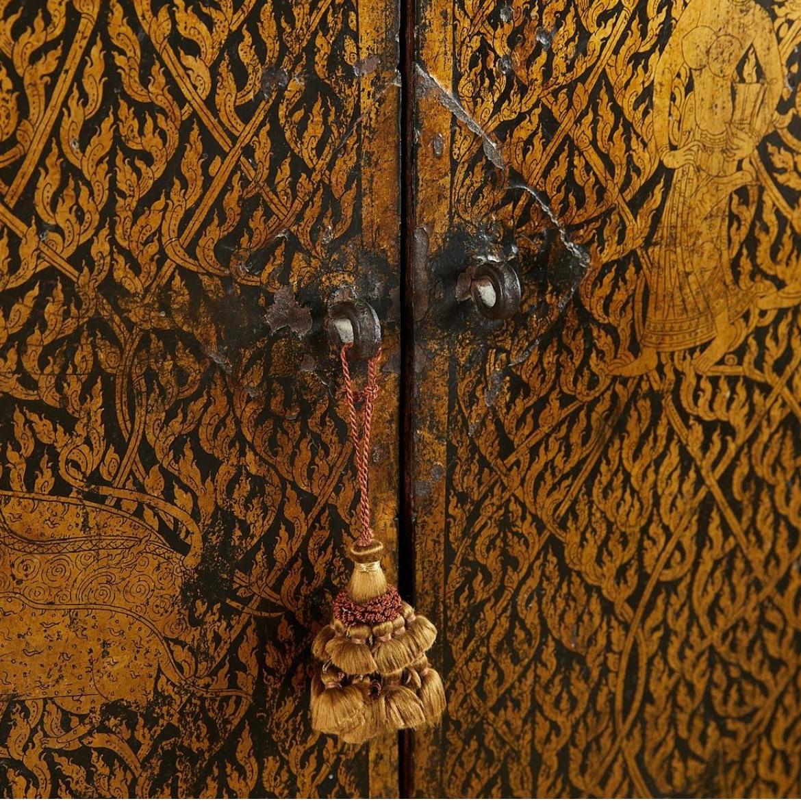Feuille d'or Grand meuble de rangement pour manuscrits bouddhistes thaïlandais anciens. en vente