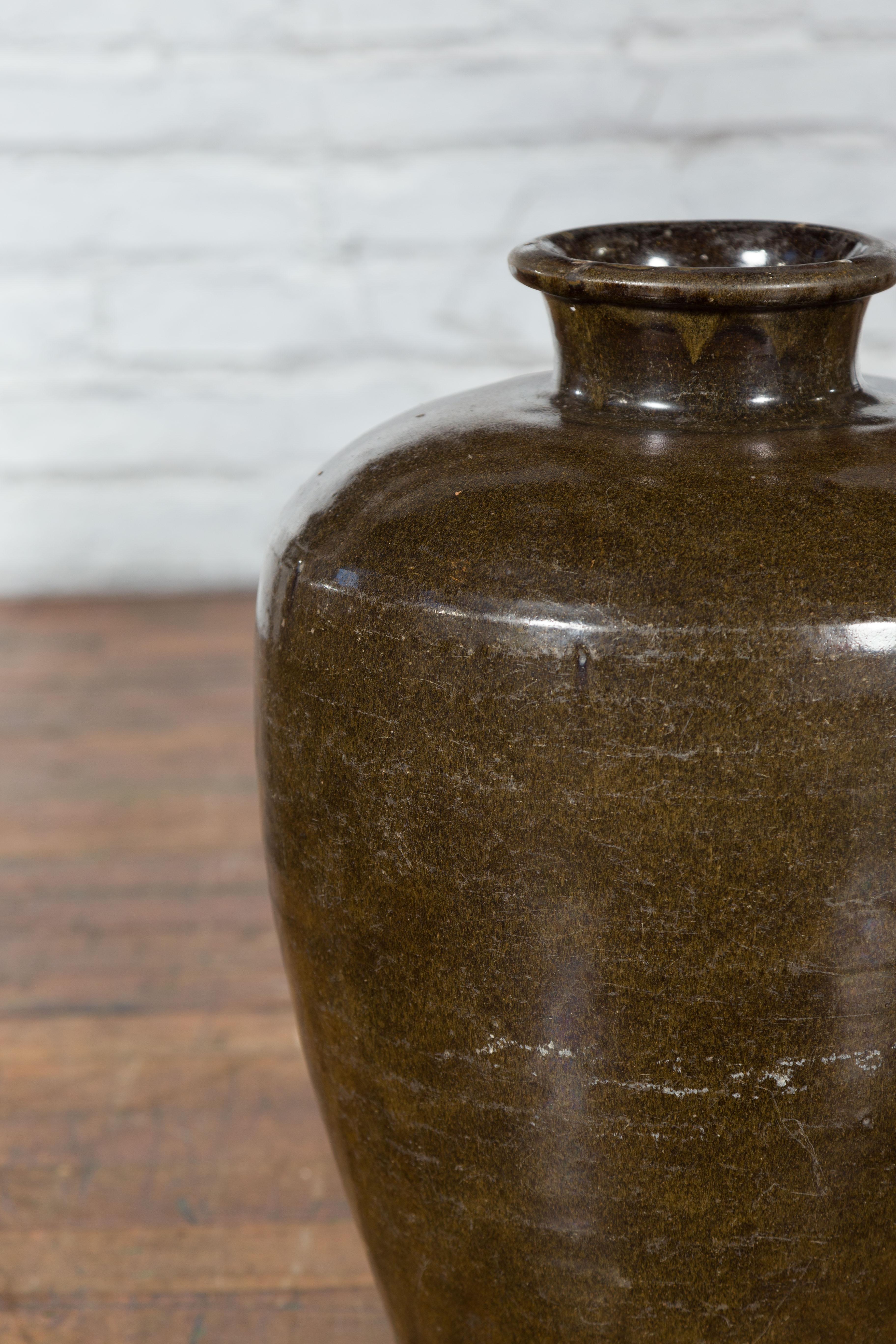 Large Antique Thai Monochrome Glazed Storage Jar with Tapering Lines For Sale 5