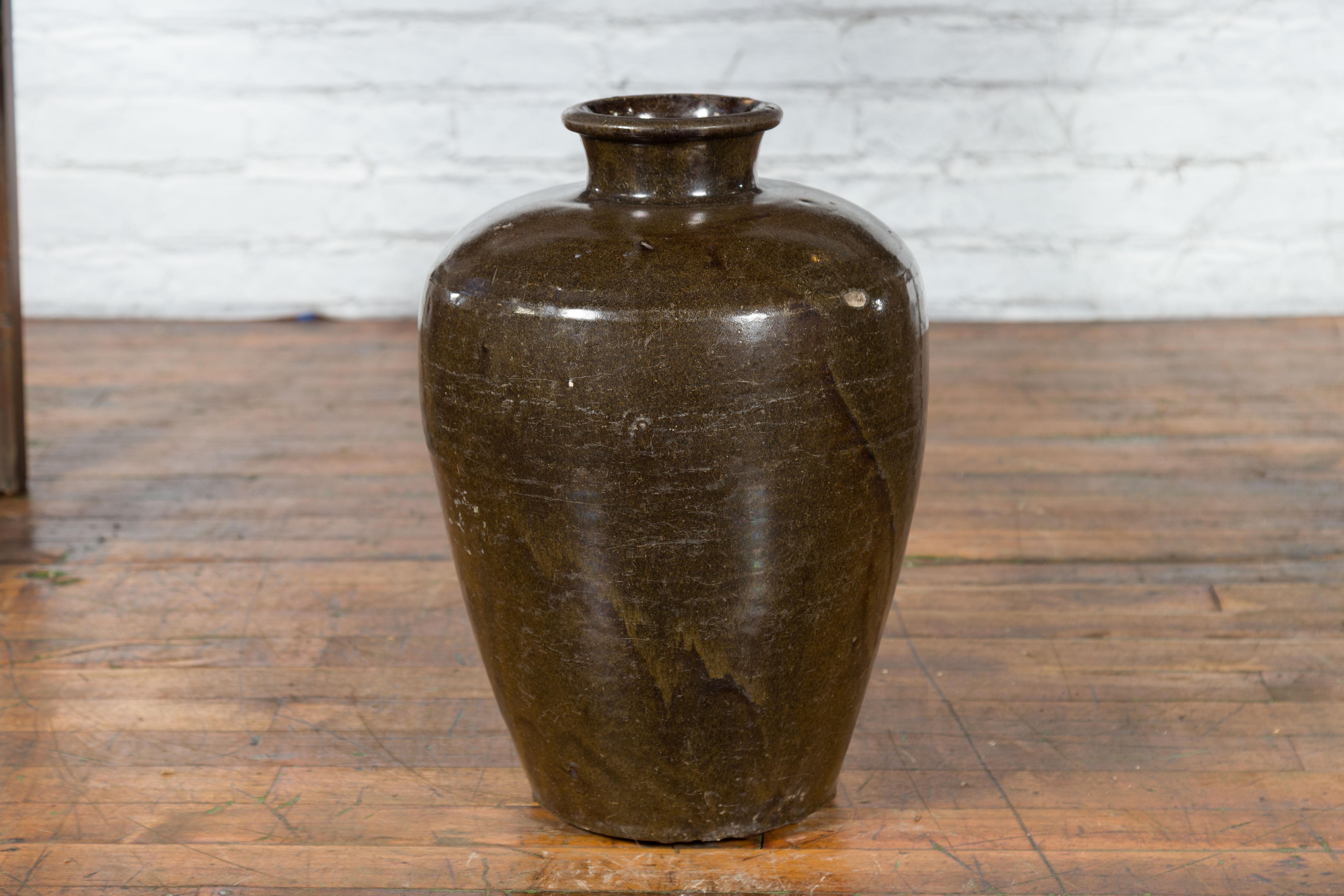 Large Antique Thai Monochrome Glazed Storage Jar with Tapering Lines For Sale 8
