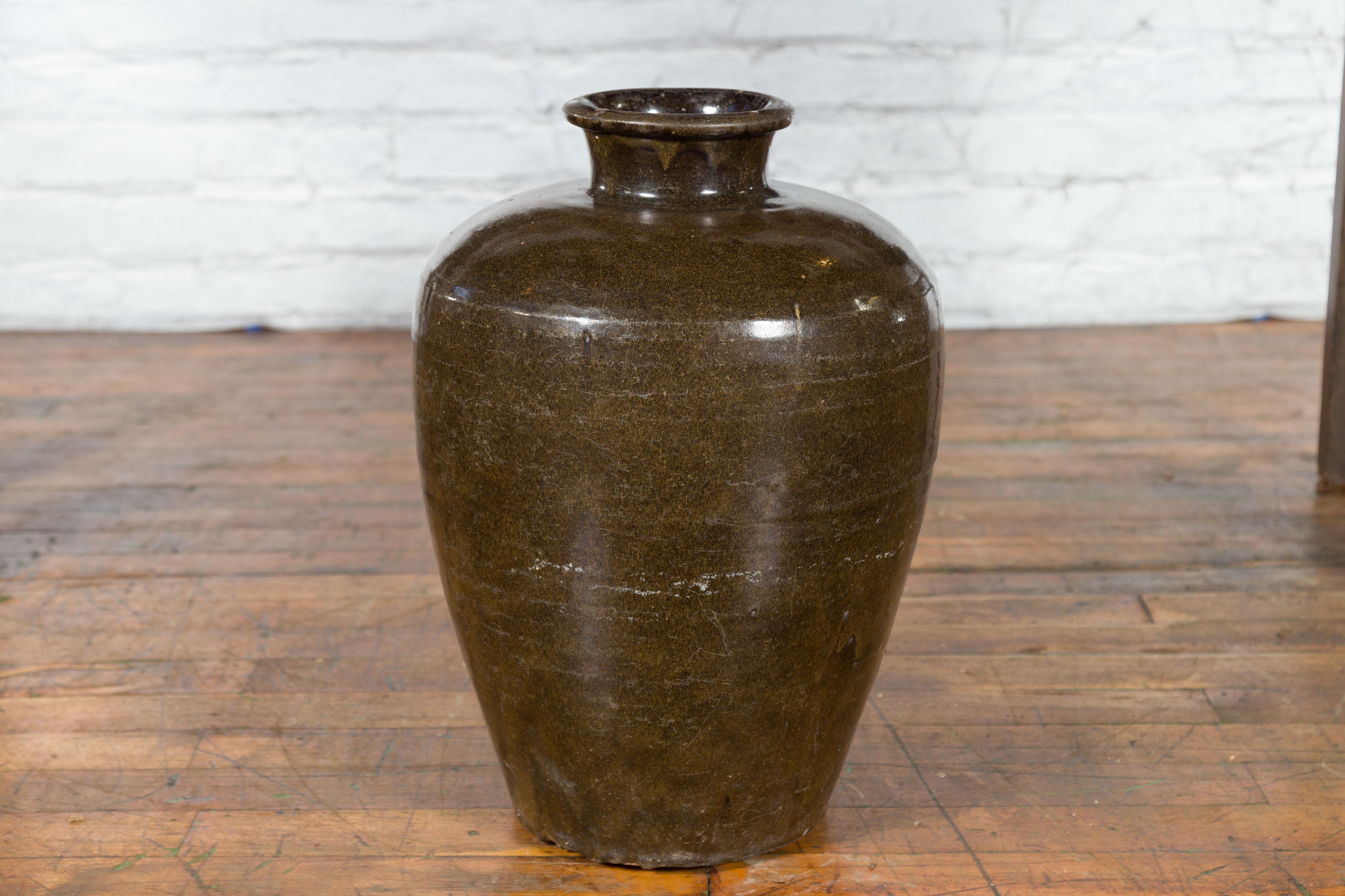 Large Antique Thai Monochrome Glazed Storage Jar with Tapering Lines For Sale 1