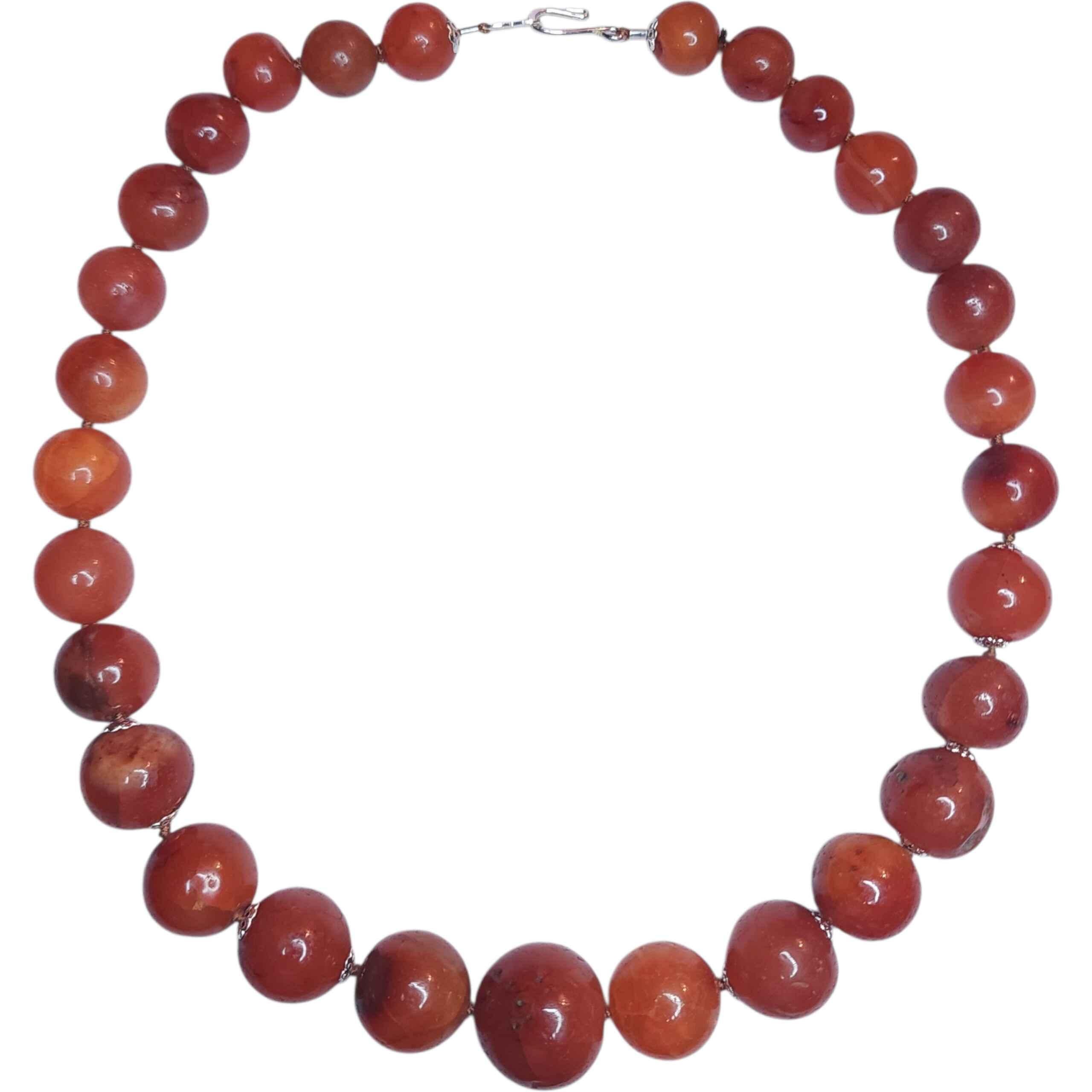 Ein auffälliger Strang großer antiker tibetisch-himalayanischer Karneolperlen, jede einzelne von Hand geschliffen und poliert aus natürlichem gebändertem Achat. Diese Perlen weisen die unverwechselbaren Merkmale der frühen Himalaya-Handwerkskunst