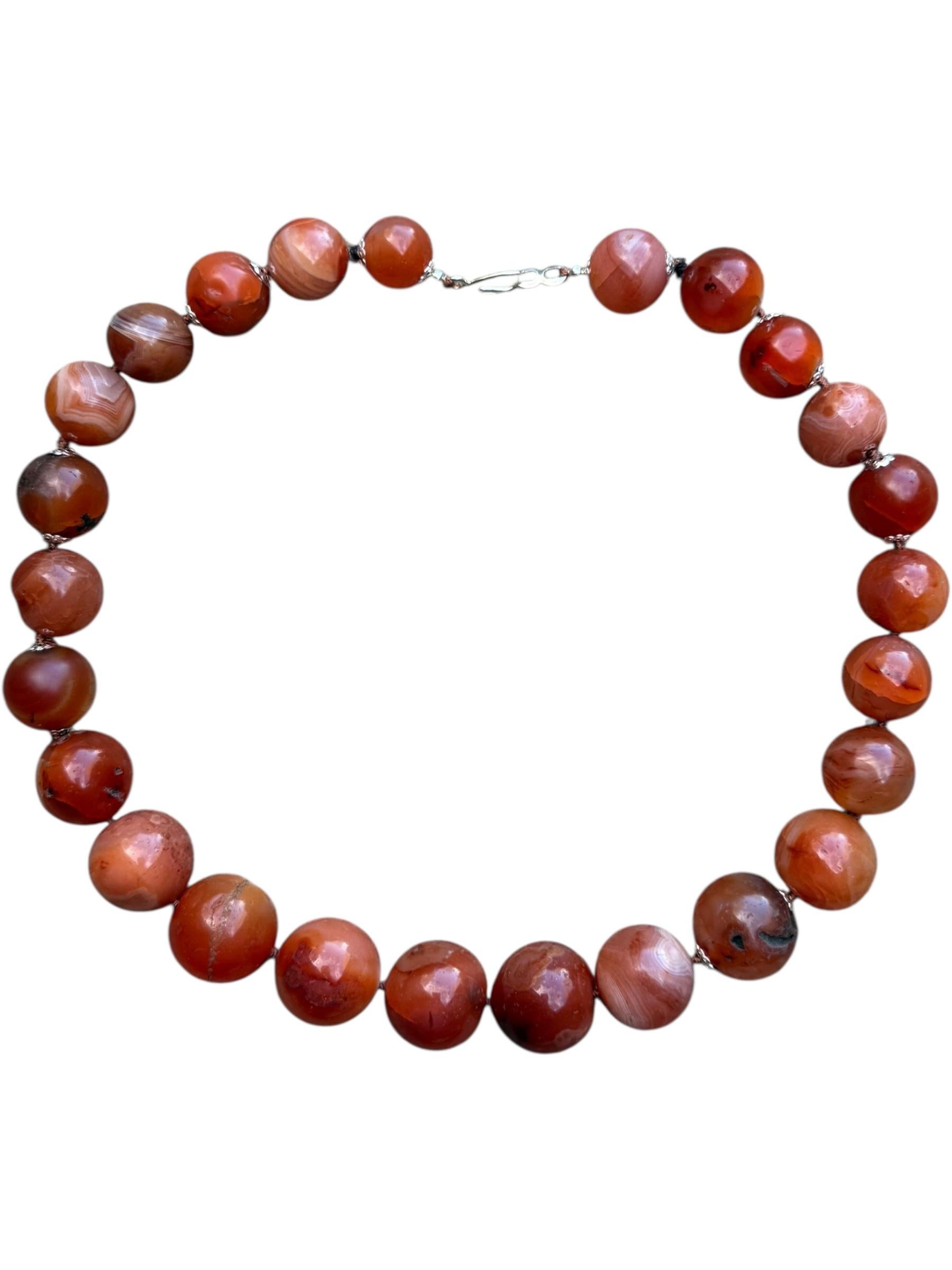 Artisan Grand collier de perles de cornaline de l'Himalaya tibétain, agate taillée à la main en vente