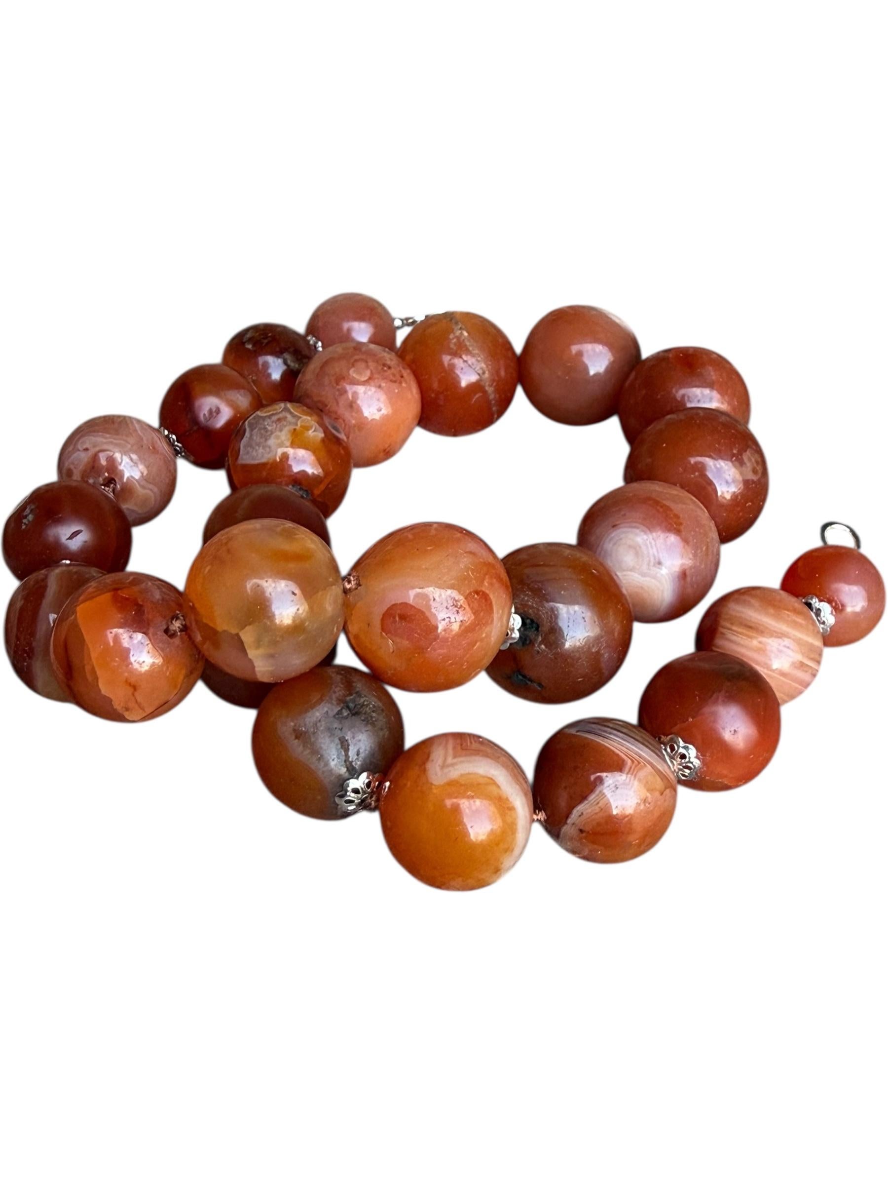 Perle Grand collier de perles de cornaline de l'Himalaya tibétain, agate taillée à la main en vente