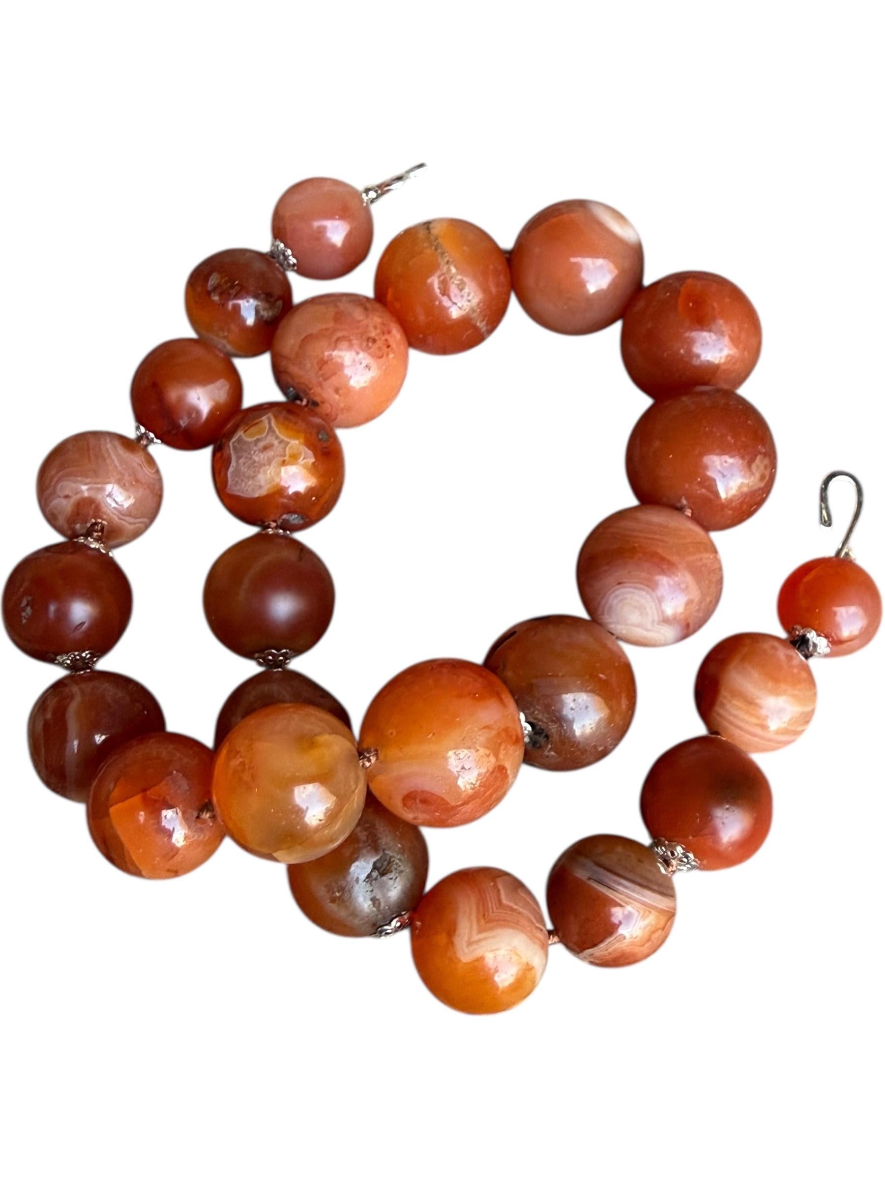 Grand collier de perles de cornaline de l'Himalaya tibétain, agate taillée à la main Bon état - En vente à Milford, DE