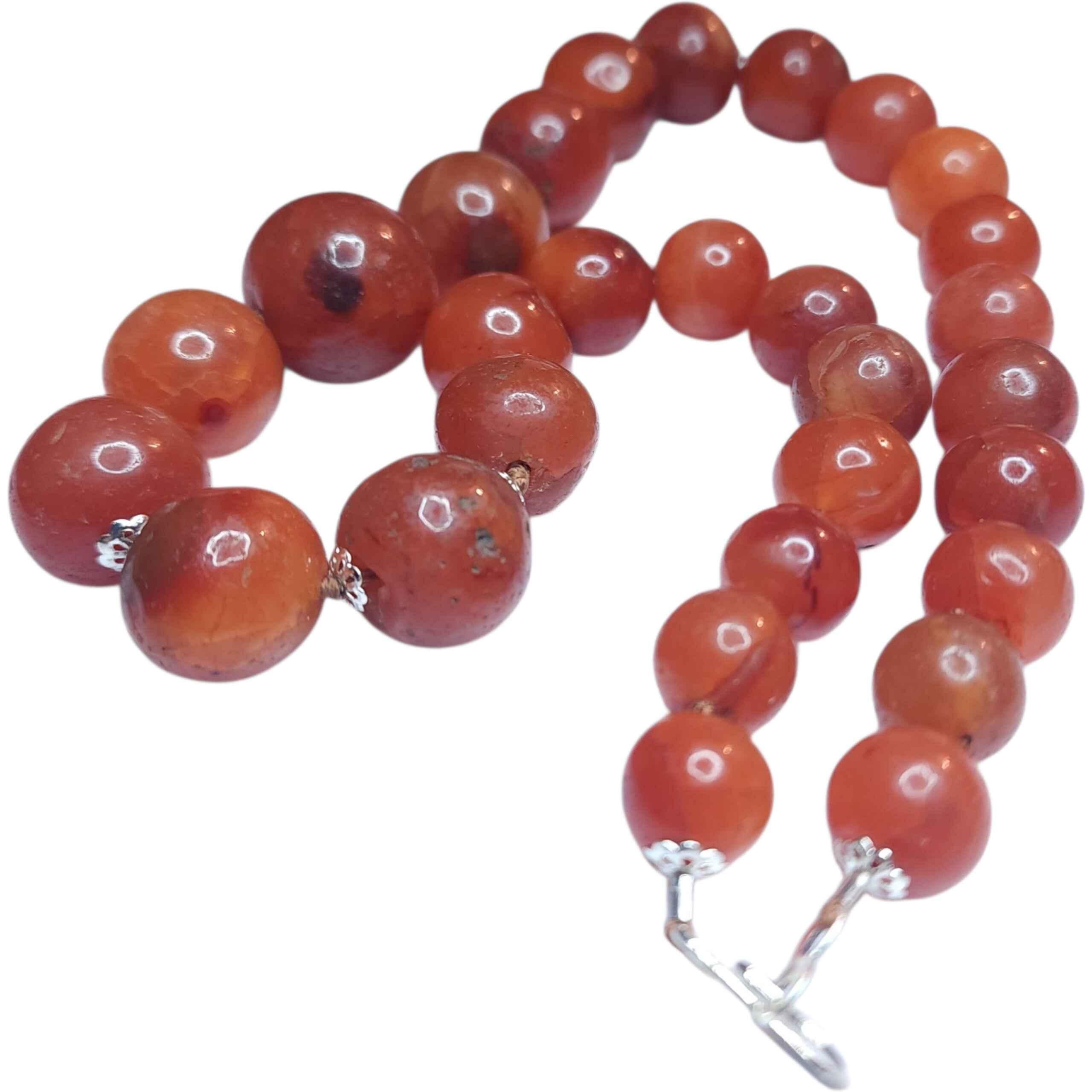 Große antike tibetische Himalaya Karneol Perlenkette, handgeschnittener gebänderter Achat für Damen oder Herren im Angebot
