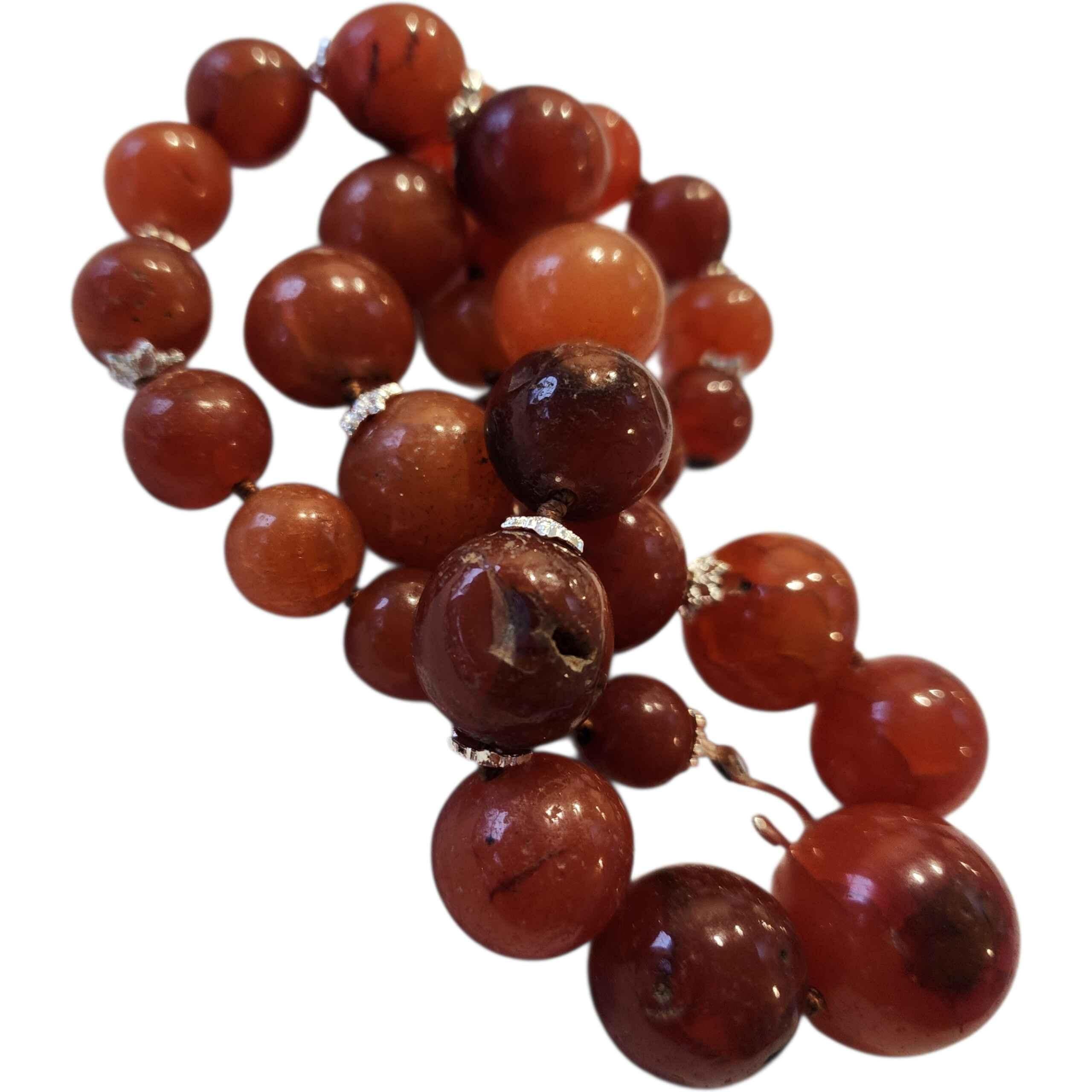 Große antike tibetische Himalaya Karneol Perlenkette, handgeschnittener gebänderter Achat für Damen oder Herren im Angebot