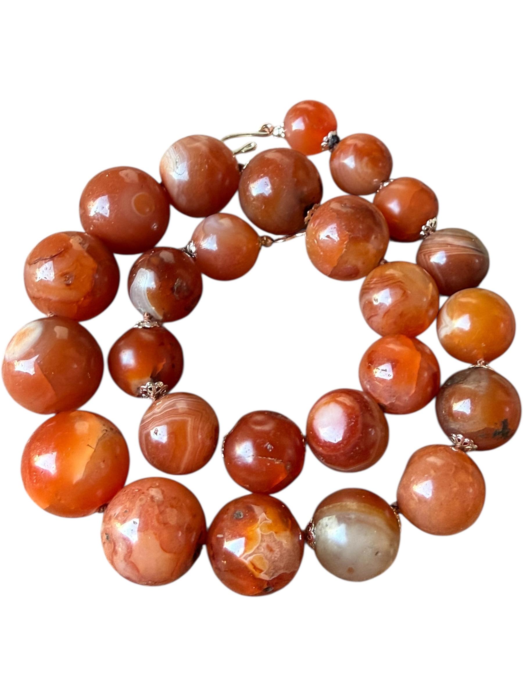 Grand collier de perles de cornaline de l'Himalaya tibétain, agate taillée à la main Unisexe en vente