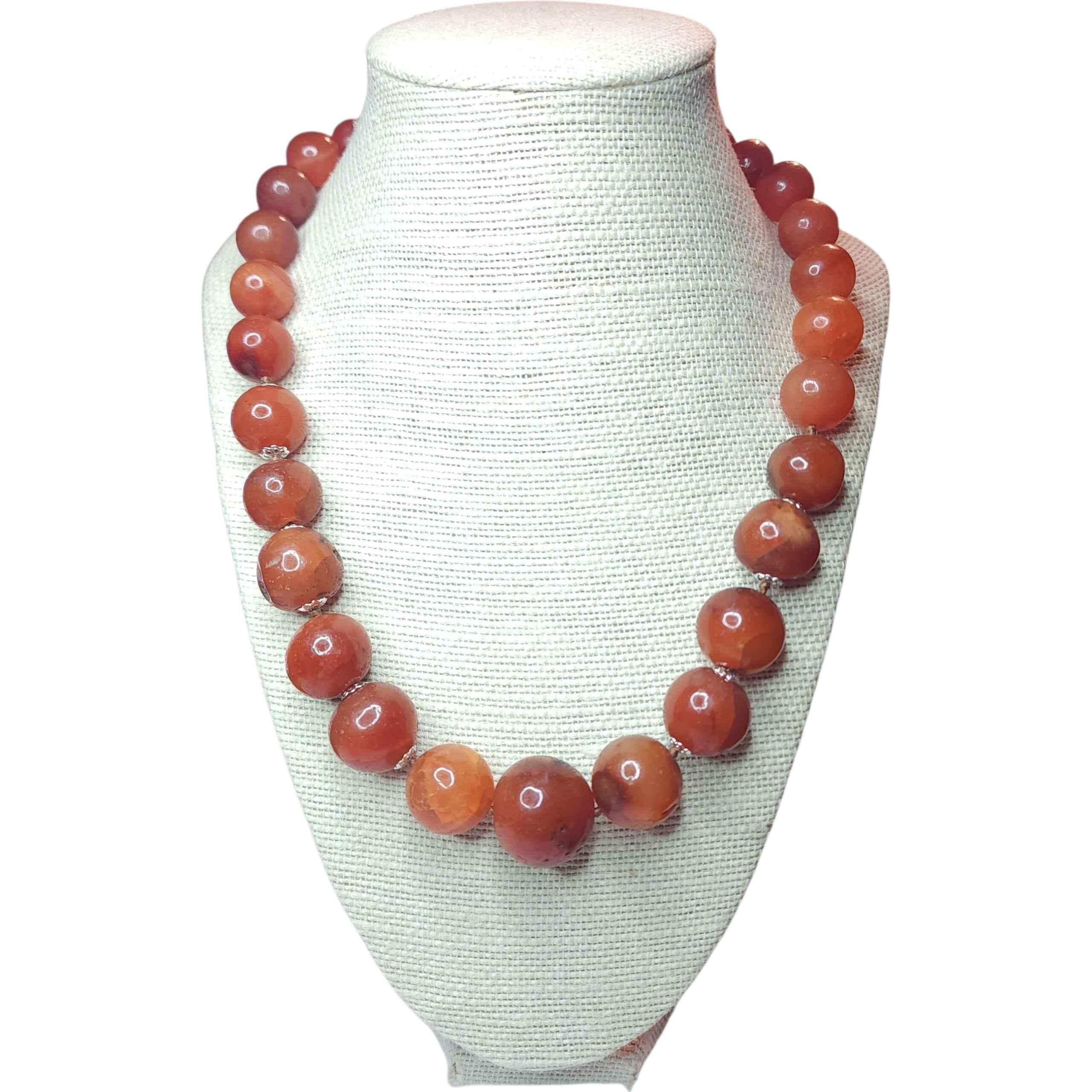Große antike tibetische Himalaya Karneol Perlenkette, handgeschnittener gebänderter Achat im Angebot 1