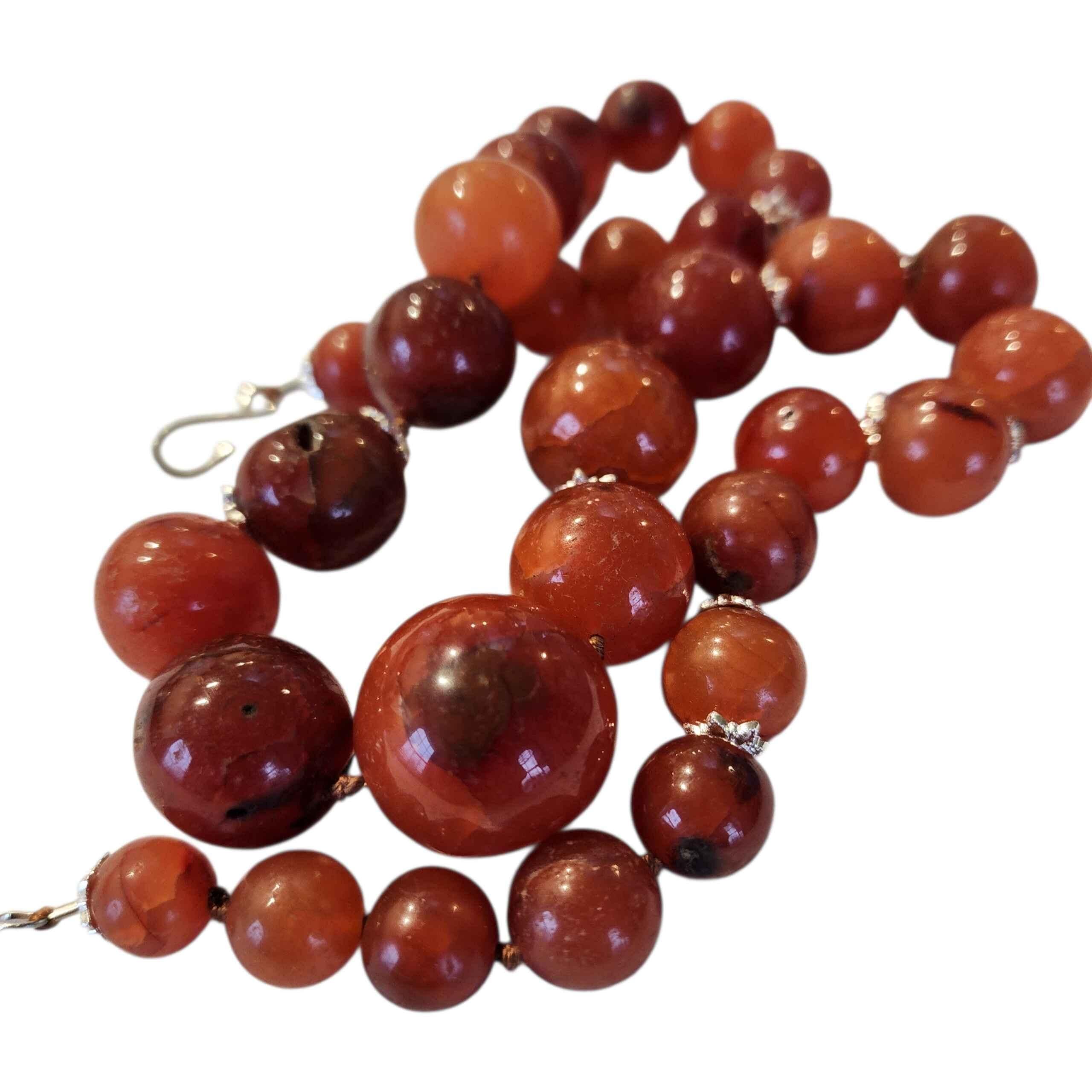 Große antike tibetische Himalaya Karneol Perlenkette, handgeschnittener gebänderter Achat im Angebot 1
