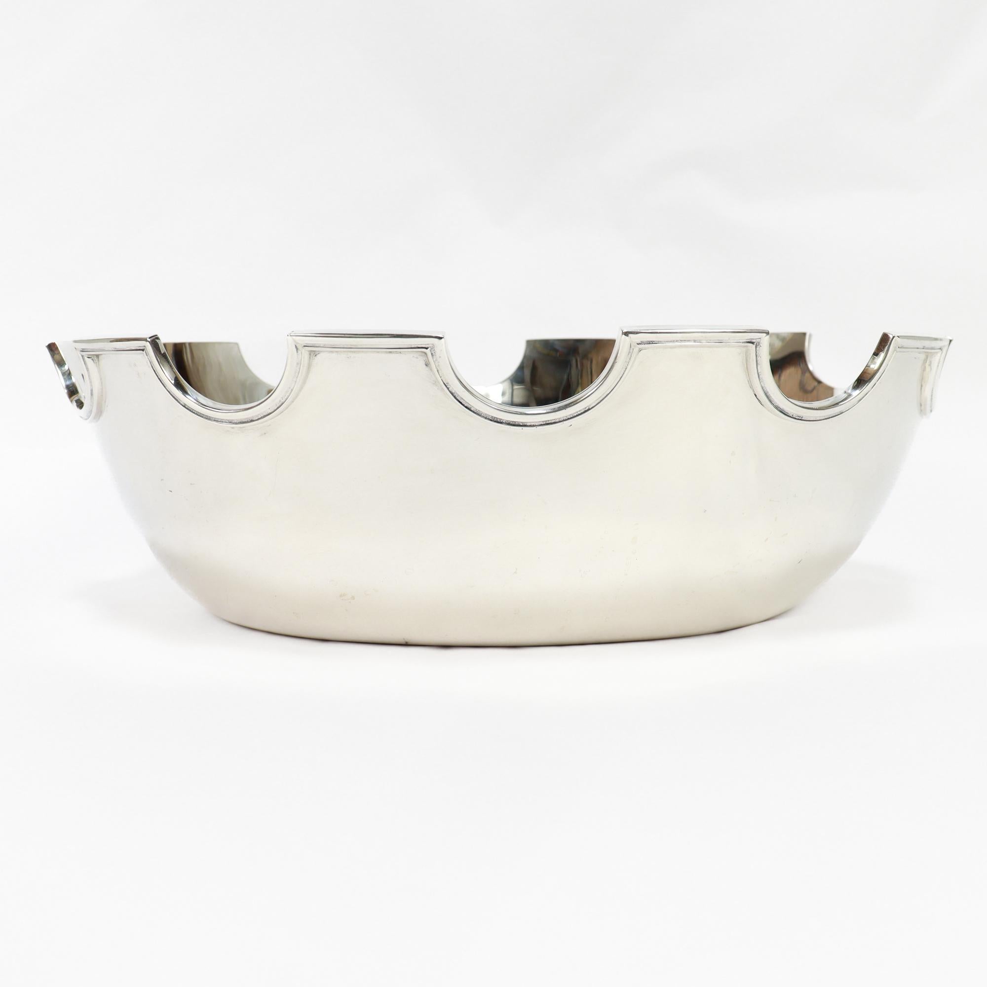 Un beau monteith (ou verrière) en argent ancien signé.

Par Tiffany & Co.

En argent sterling.

Le bol ovale est doté d'un bord dentelé pour accueillir les bases des tiges de vin. 

Les monteiths sont traditionnellement remplis d'eau froide et