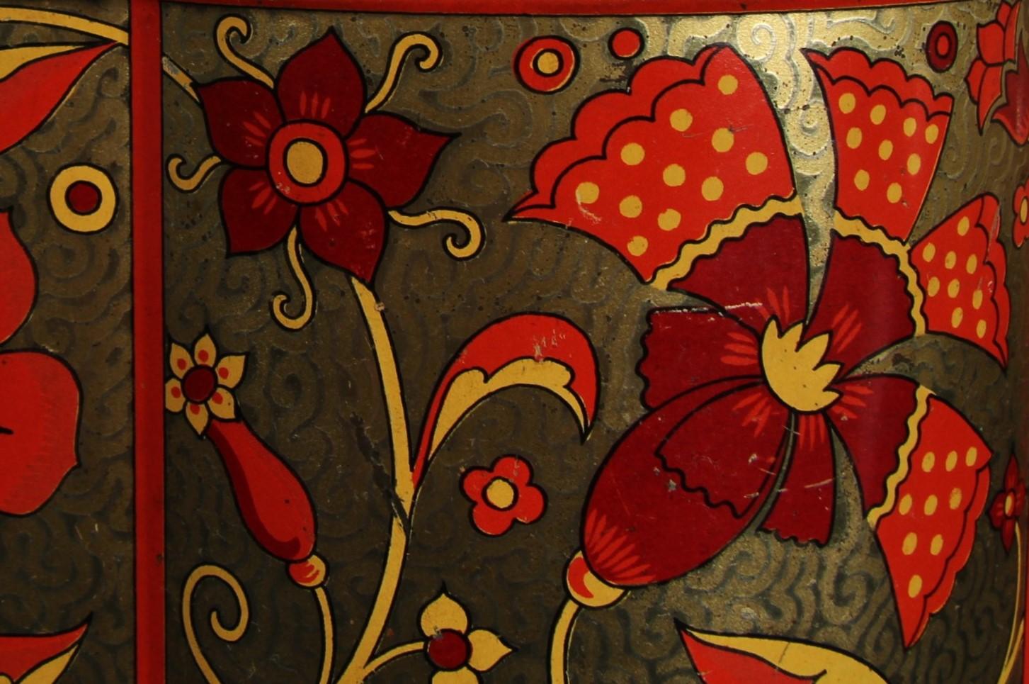Caja antigua de hojalata con bonita decoración floral, Francia, principios del siglo XX.


