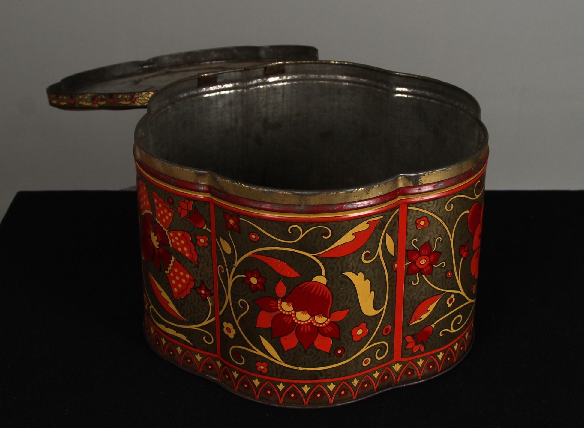 Gran caja de hojalata antigua, caja de hojalata para galletas con decoración de flores, Francia en Bueno estado para la venta en Greven, DE