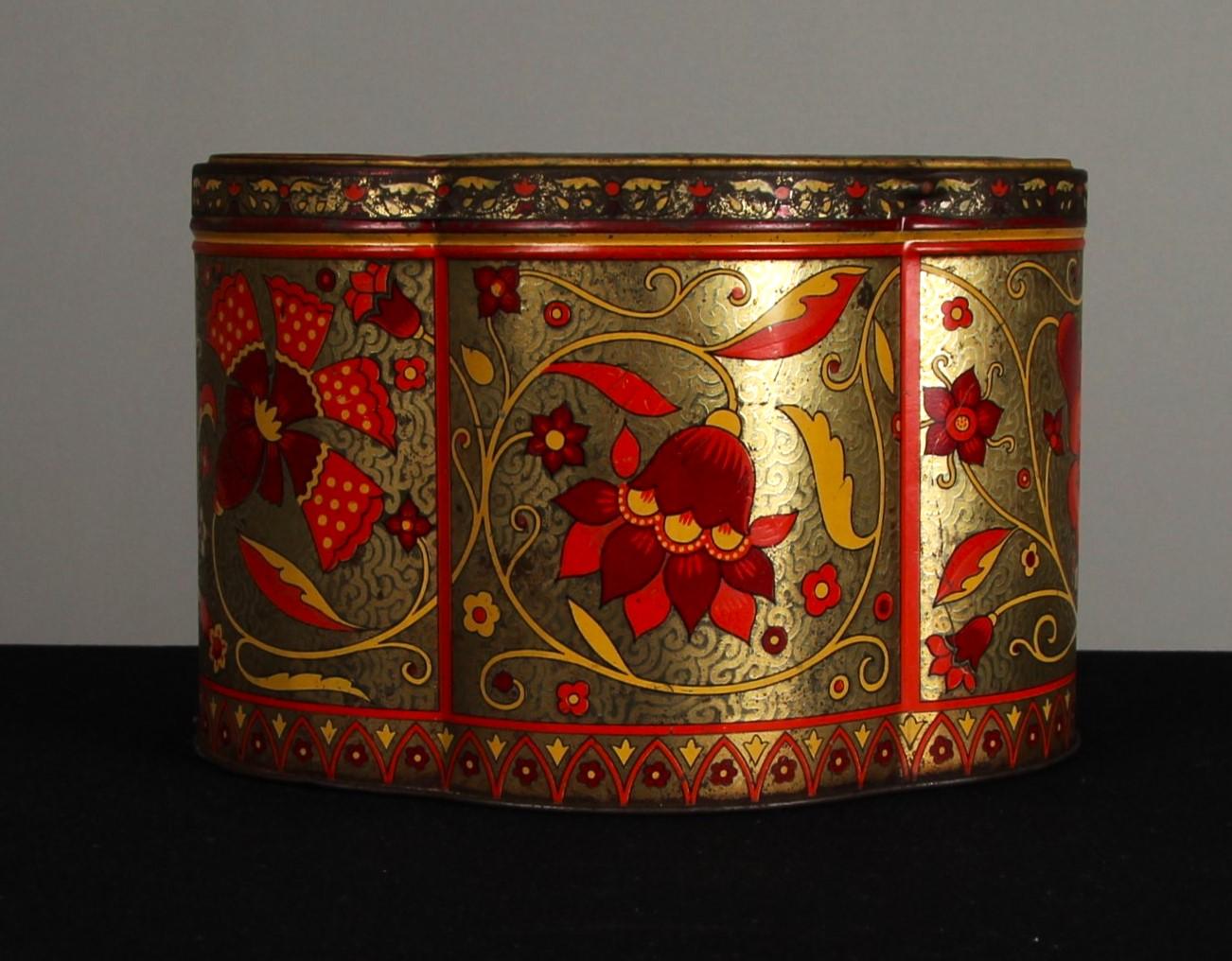Gran caja de hojalata antigua, caja de hojalata para galletas con decoración de flores, Francia siglo XX en venta