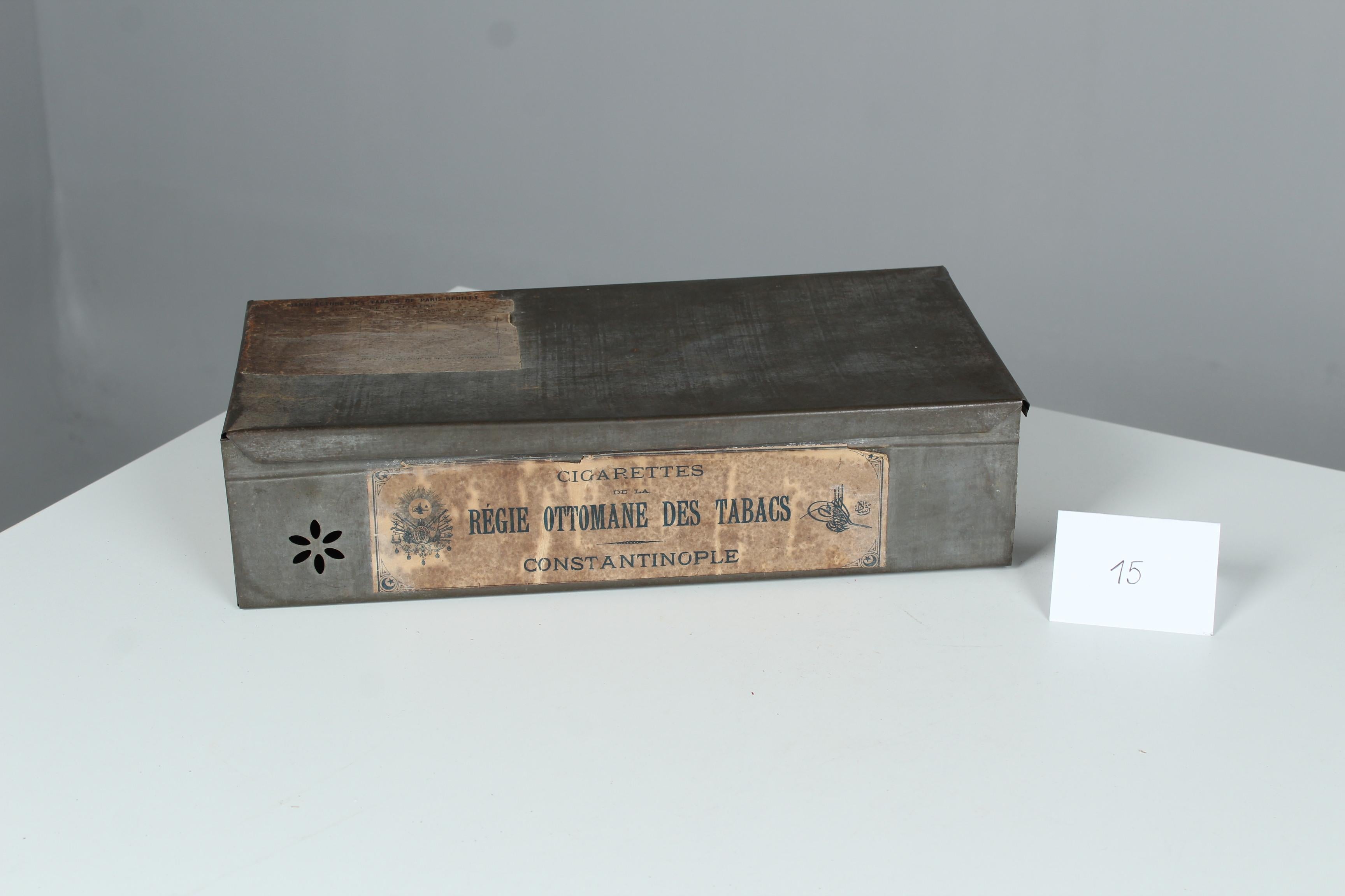 Große antike Tabakdose aus Zinn, 1930er- und 1940er-Jahre im Angebot 3