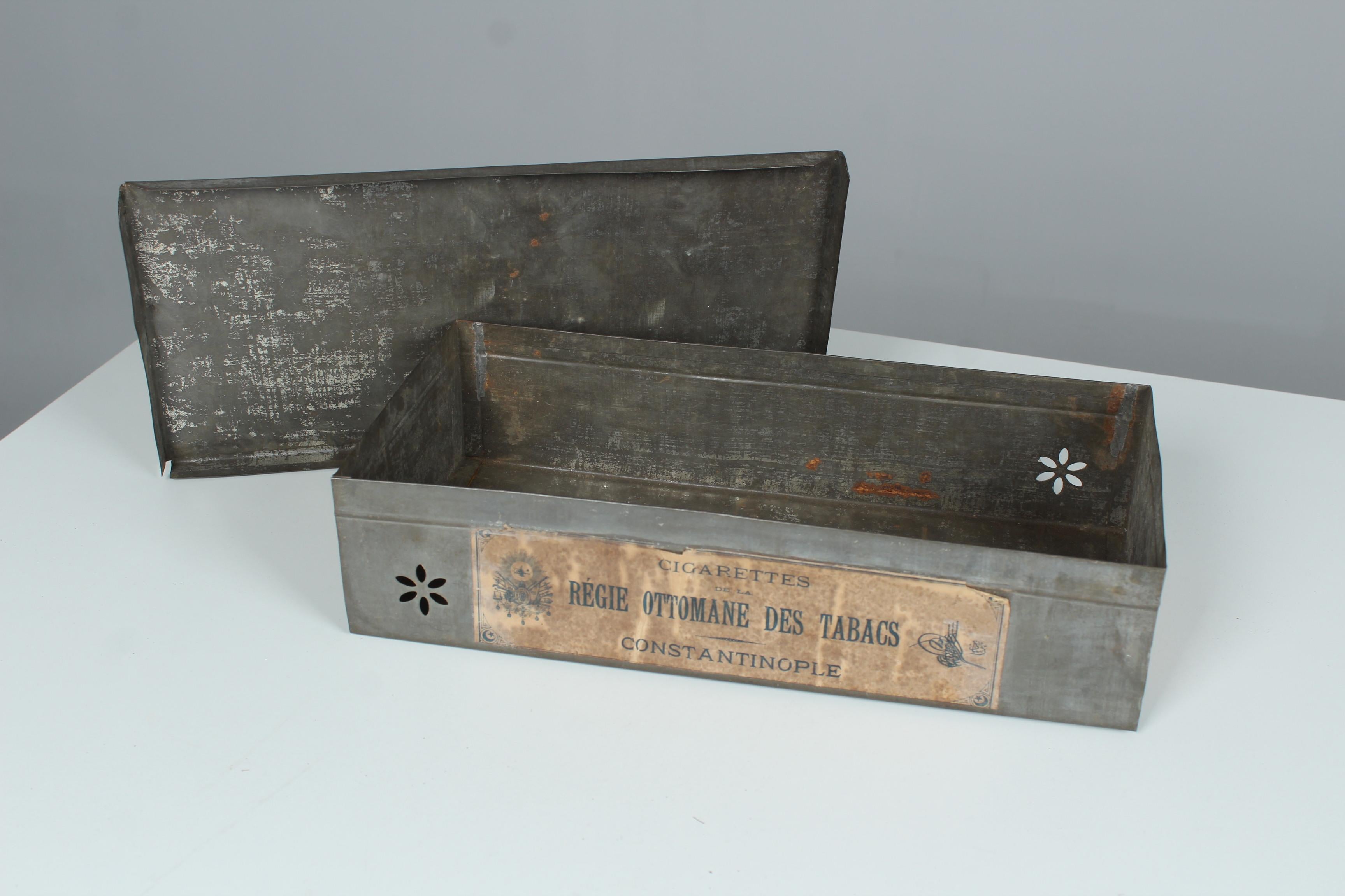 Grande boîte à tabac ancienne en étain, années 1930-1940 en vente 3