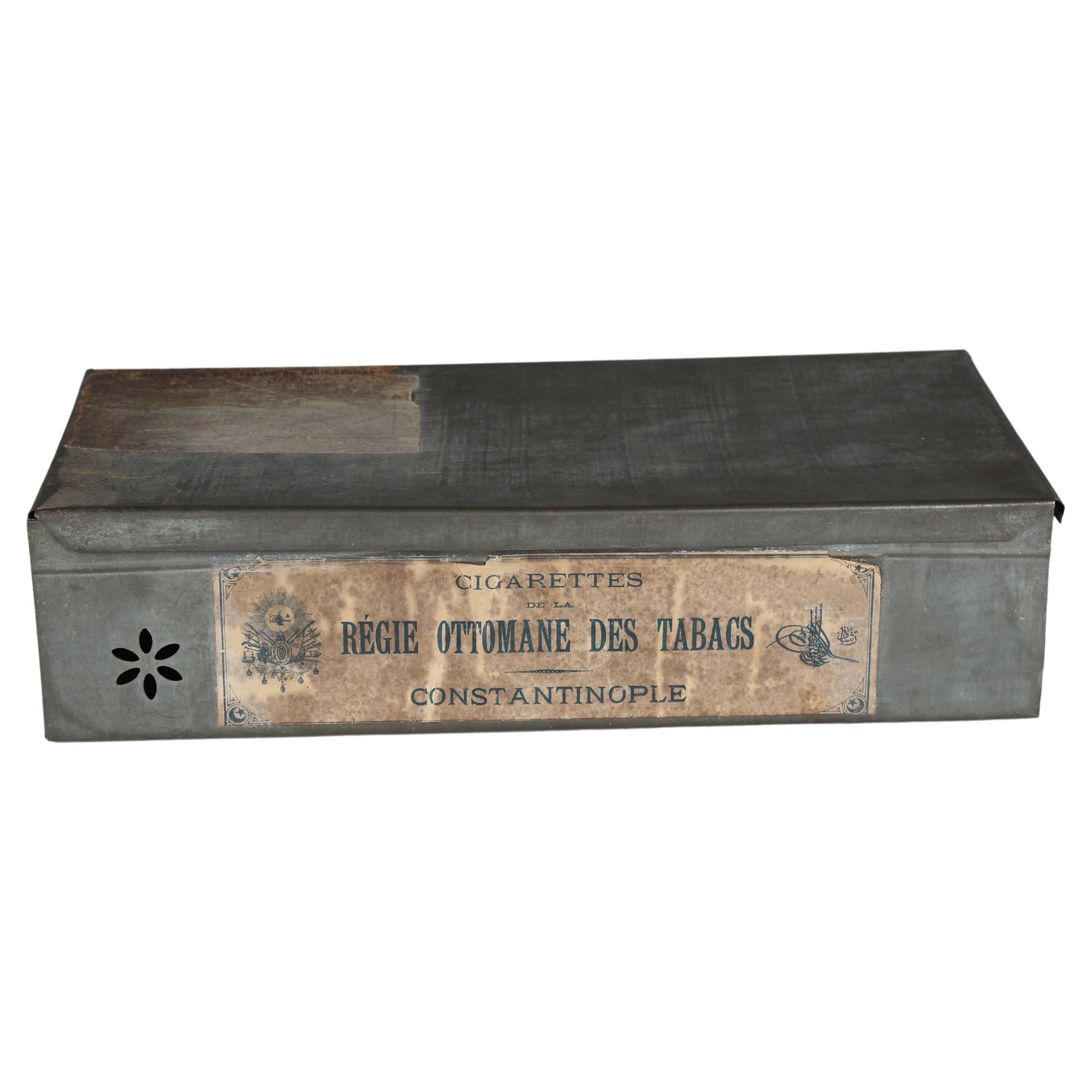 Grande boîte à tabac ancienne en étain, années 1930-1940 en vente