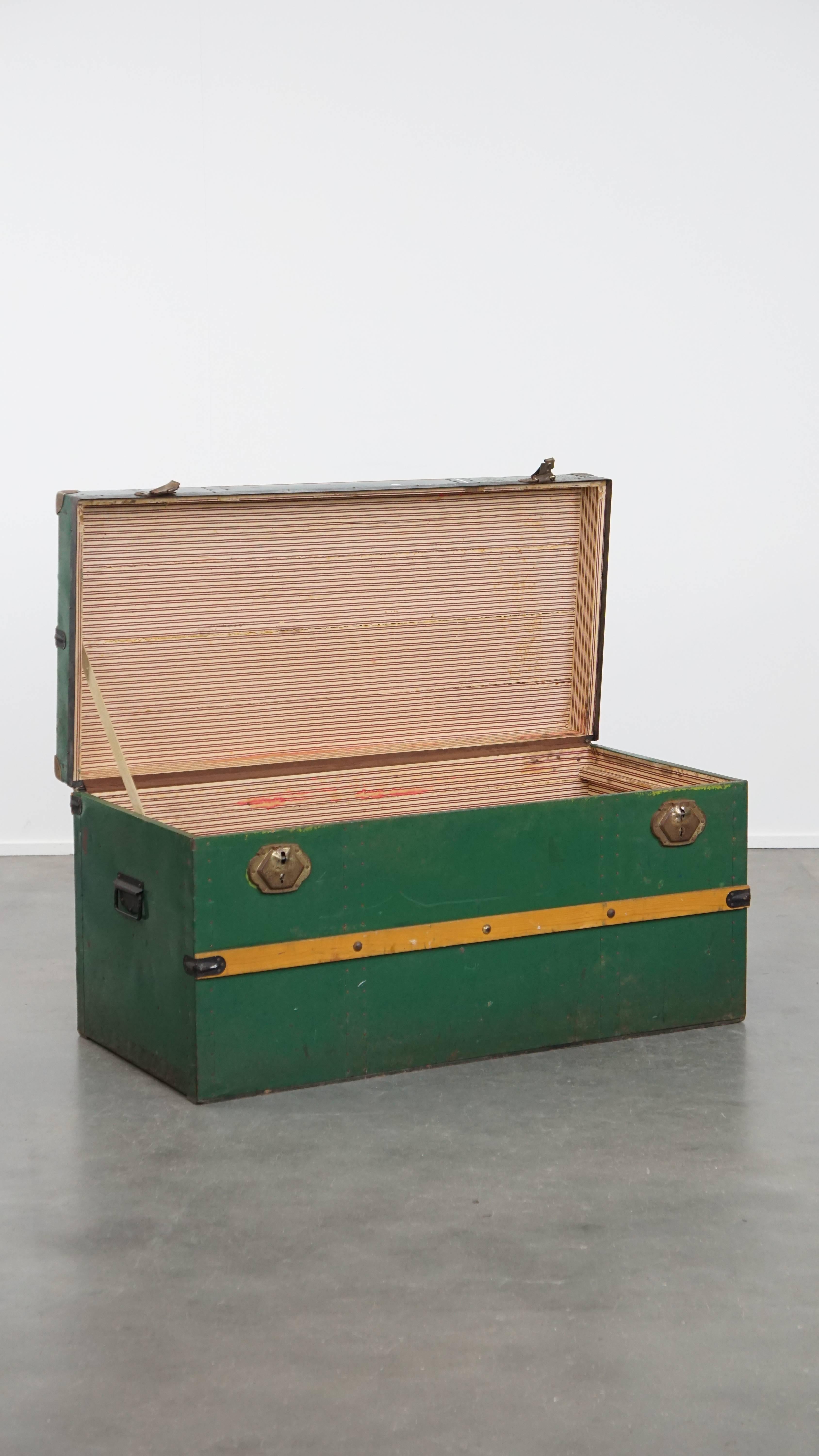 Offered here this large original antique travel trunk / coffee table from the early 1900s with handles and striking colors.

This fantastic original antique travel trunk / coffee table from the early 1900s is a true eye-catcher in almost any