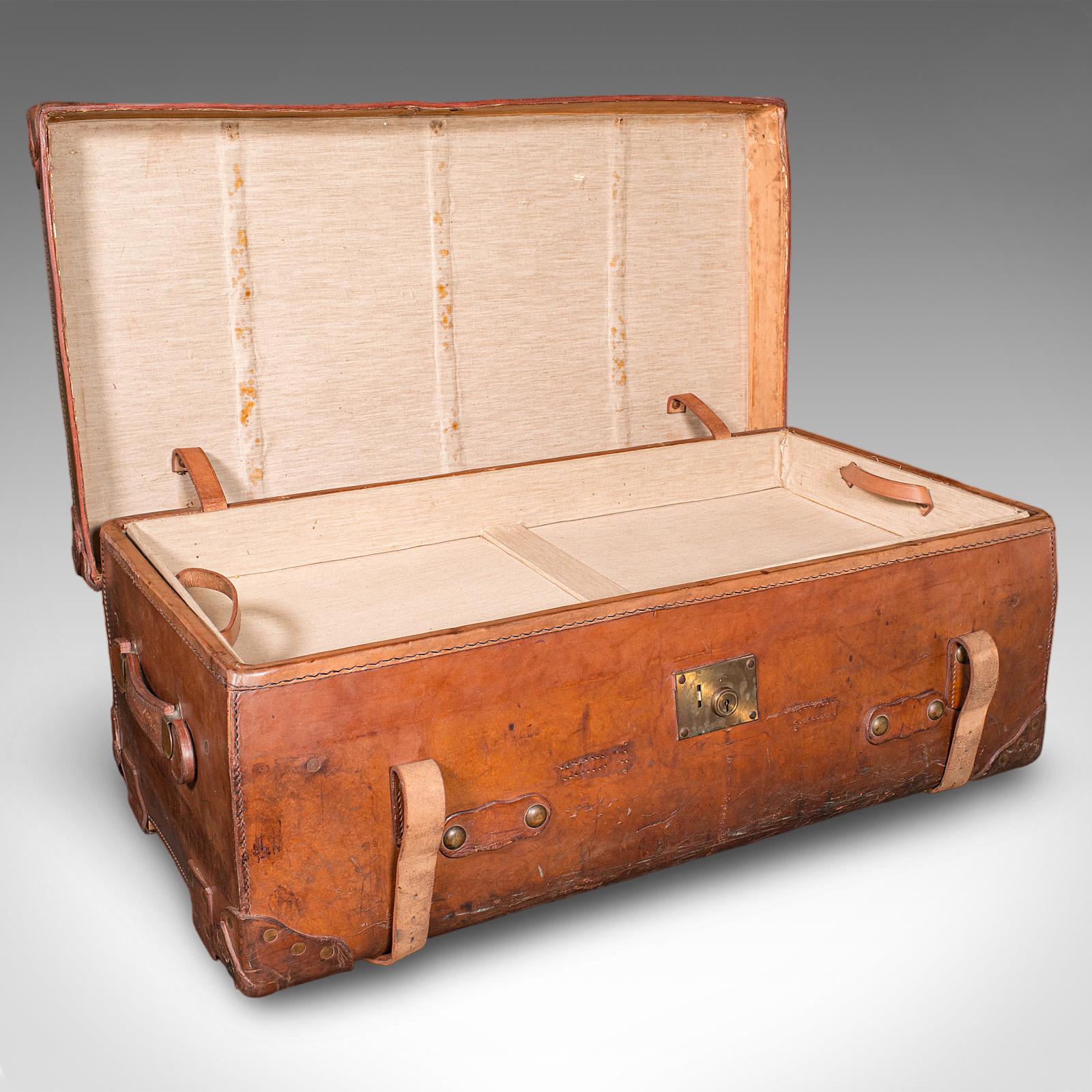 Si tratta di una grande valigia antica. Una valigia da esposizione in pelle inglese, risalente al periodo edoardiano, circa 1910. Un esempio meravigliosamente carismatico di articoli da viaggio dell'inizio del XX secolo, che vanta proporzioni e