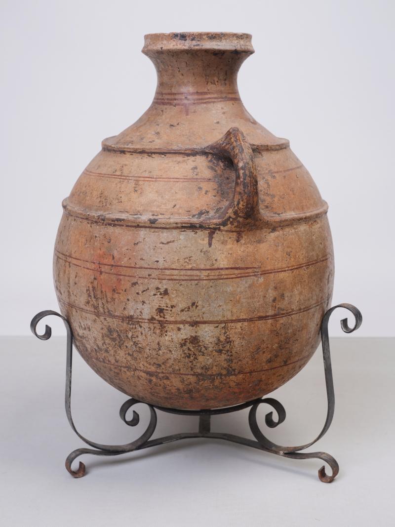 Eine antike große perfekte Terrakotta Tuareg Amphora: Ich habe eine Eisenstütze zur Sicherheit gemacht, aber Sie können mit einer Plexiglasstütze wechseln.
Es kann überall aufgestellt werden, wo Sie wollen, vielleicht nicht dort, wo Kinder