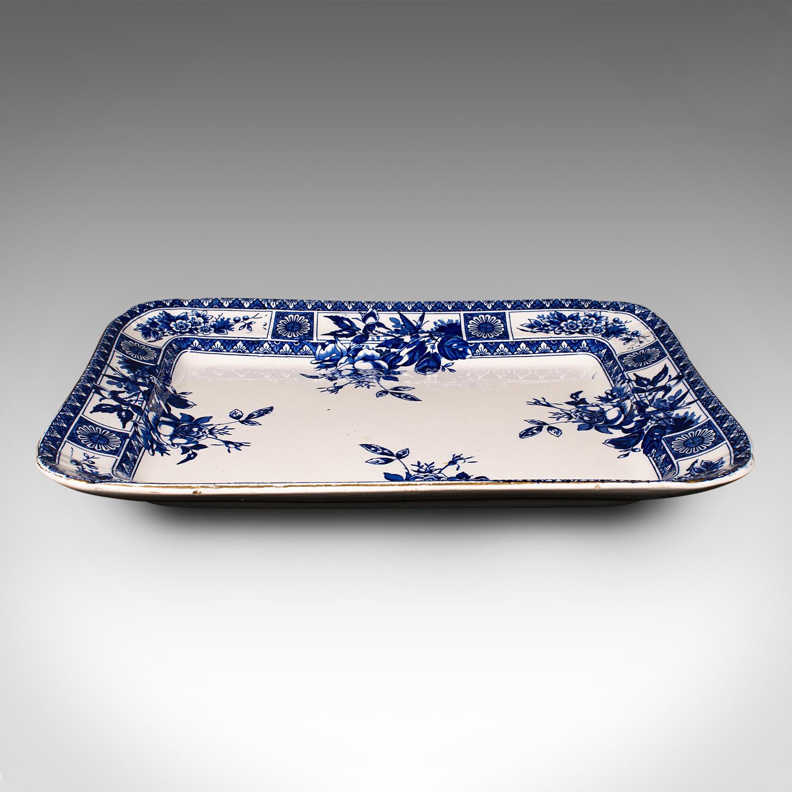 
Il s'agit d'un grand plat à dinde antique. Plat à viande anglais en céramique datant de la fin de la période victorienne, vers 1890.

Aussi utile aujourd'hui qu'il y a plus de 130 ans, avec un décor attrayant
Présente une patine d'usage désirable
