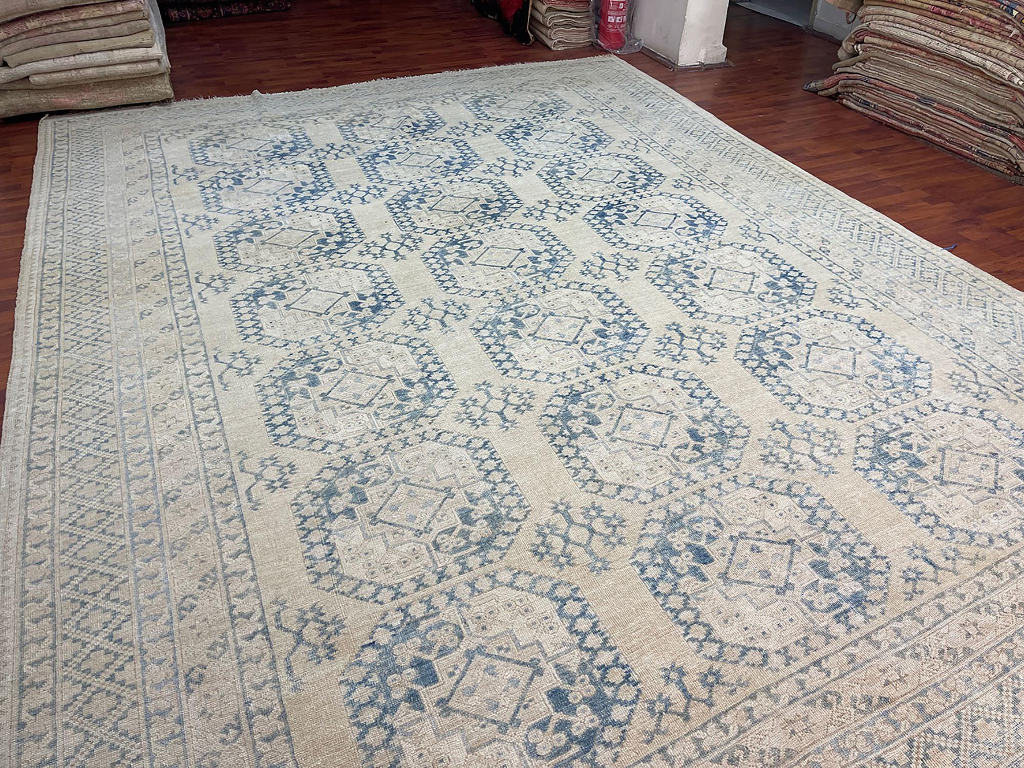 Transforma tu salón en un santuario de elegancia con una exquisita alfombra turca antigua, una auténtica obra maestra de la artesanía hecha a mano. Esta gran alfombra de lana hecha a mano para espacios de salón está fabricada con lana de lujo, lo
