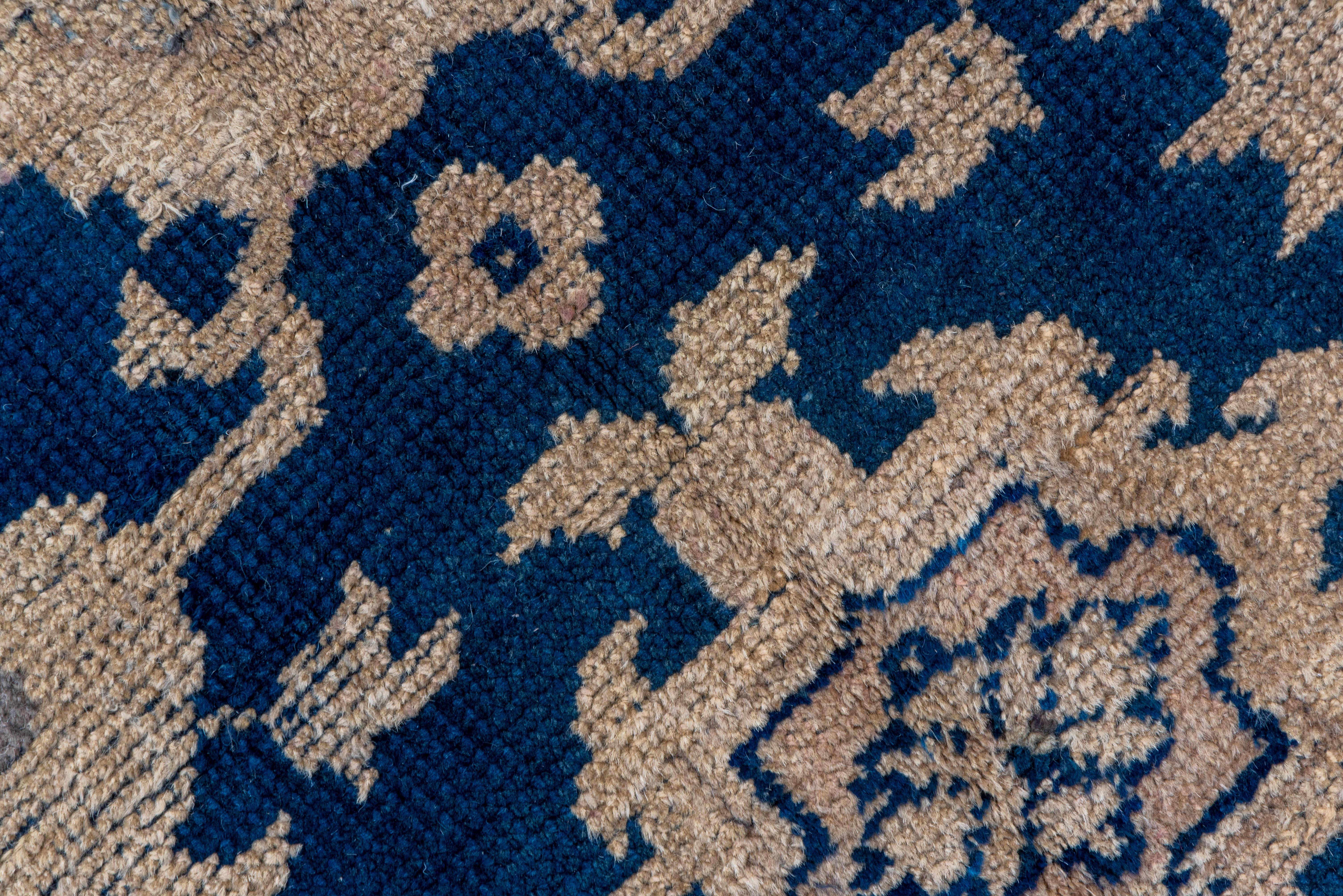 Annodato a mano Grande tappeto Oushak turco antico, campo blu scuro alllover, bordi beige in vendita