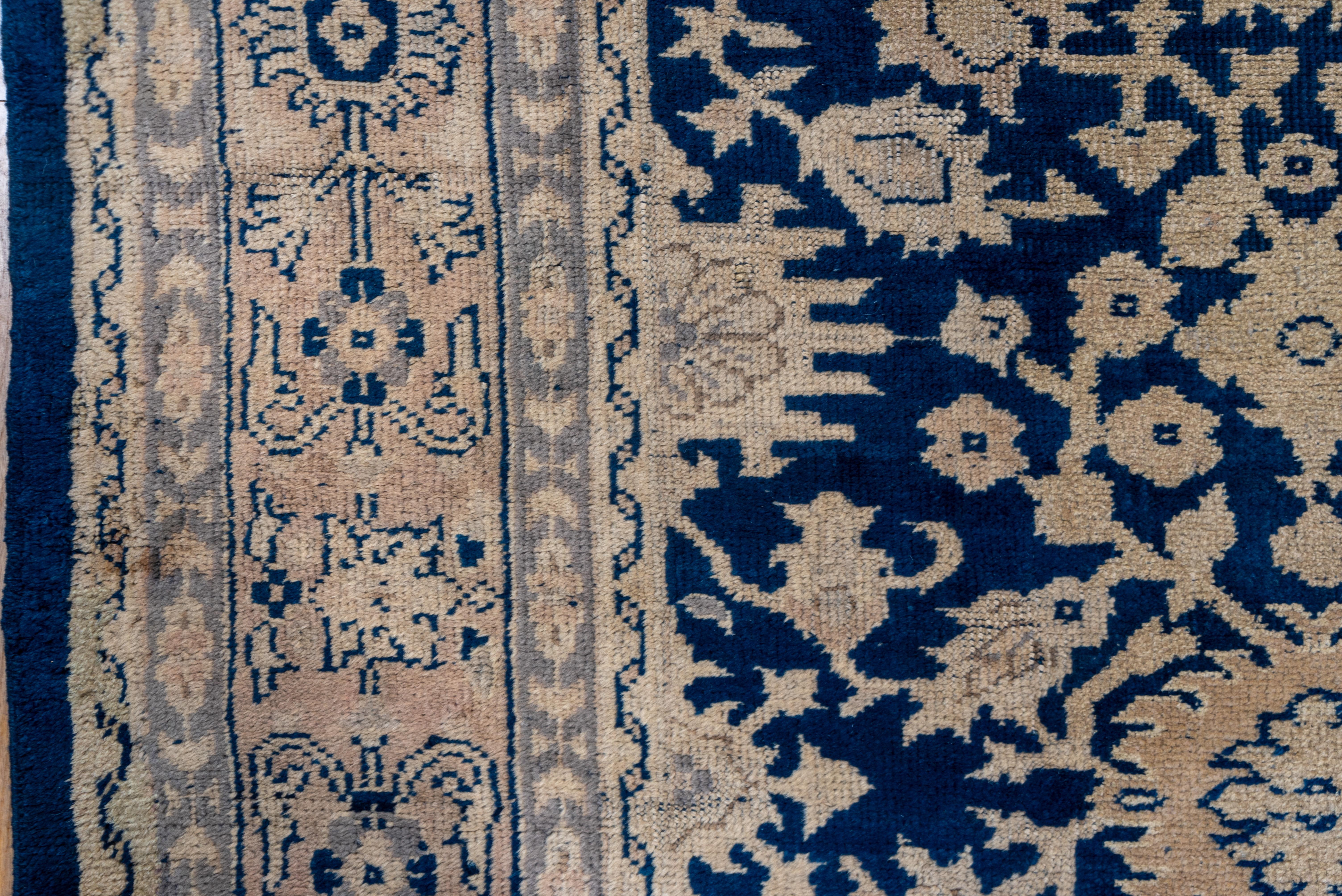 Grande tappeto Oushak turco antico, campo blu scuro alllover, bordi beige In condizioni buone in vendita a New York, NY