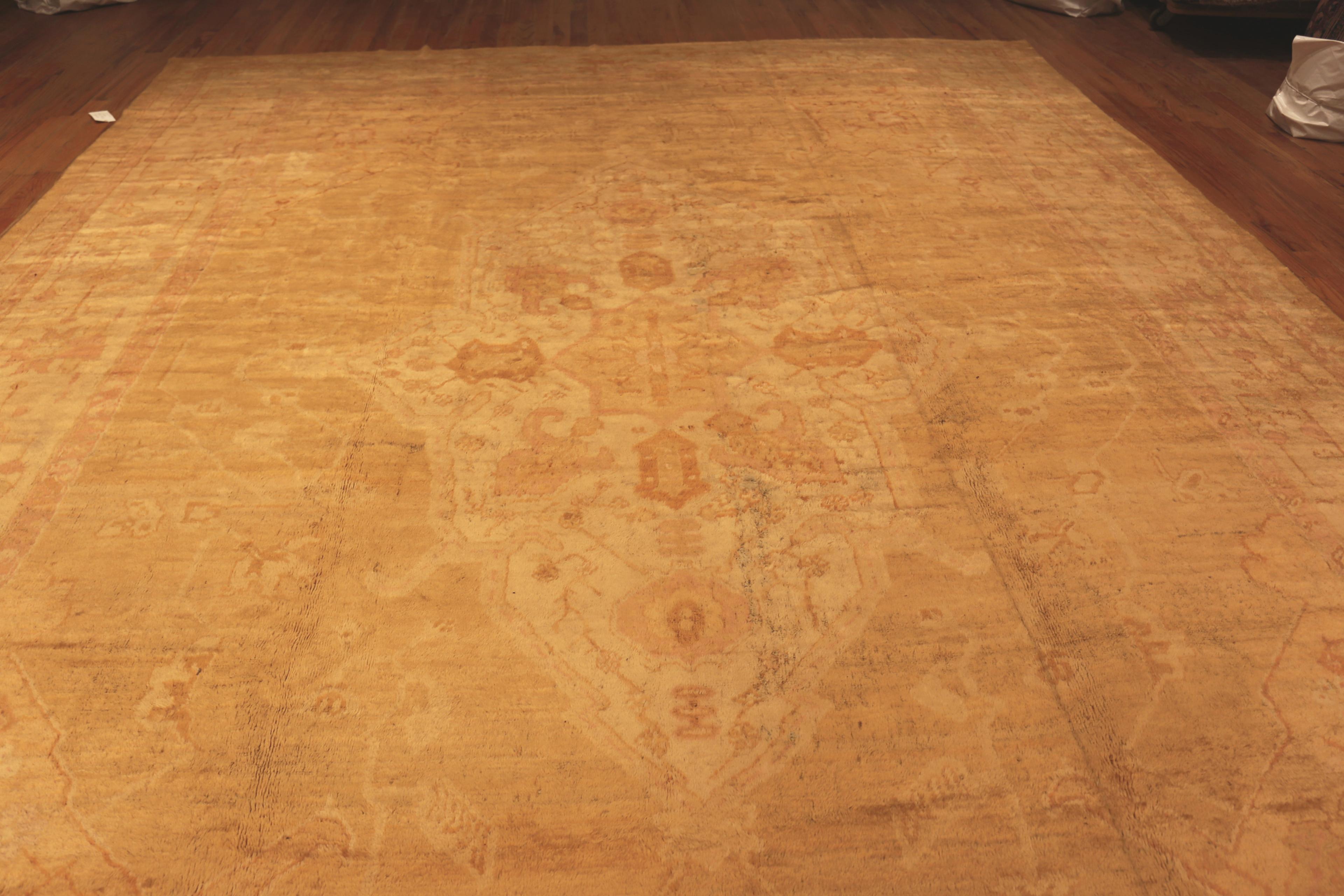 Großer antiker türkischer Oushak-Teppich, Herkunftsland/Teppichart: Türkische Teppiche, CIRCA Datum: 1900. Größe: 12 ft 6 in x 17 ft 10 in (3,81 m x 5,44 m)
 