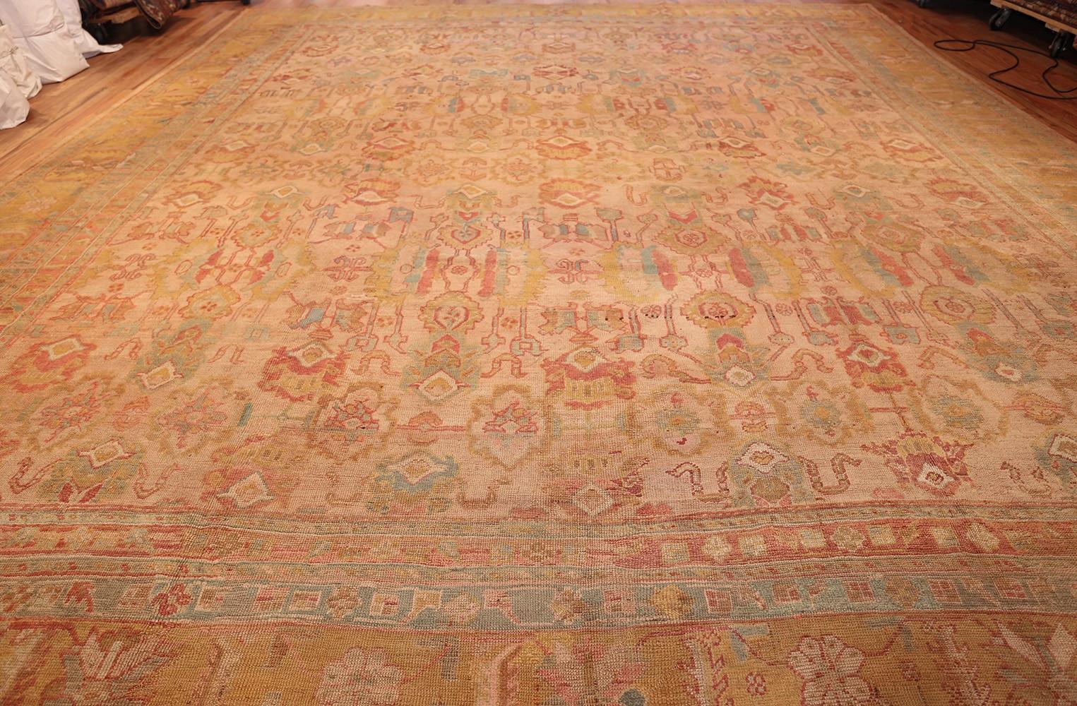 Antique Turkish Oushak Rug. Size: 14 ft 7 in x 17 ft 6 in In Good Condition For Sale In New York, NY